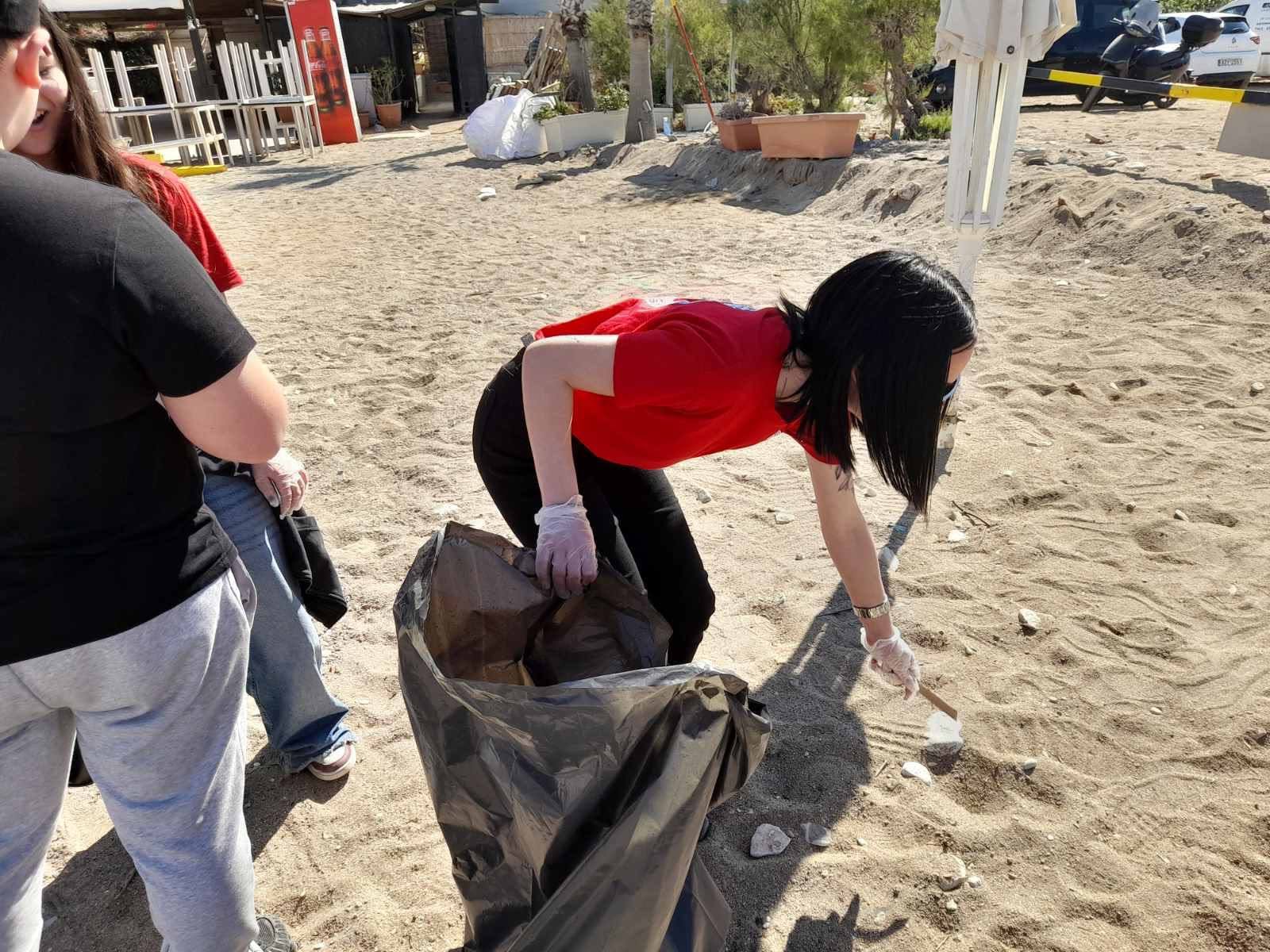 Μαθητές στο Παλαιό Φάληρο καθάρισαν την παραλία Εδέμ στην Αττική - μια φωτογραφία 1