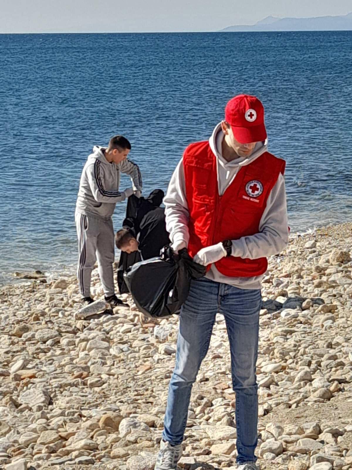 Μαθητές στο Παλαιό Φάληρο καθάρισαν την παραλία Εδέμ στην Αττική - μια φωτογραφία 2