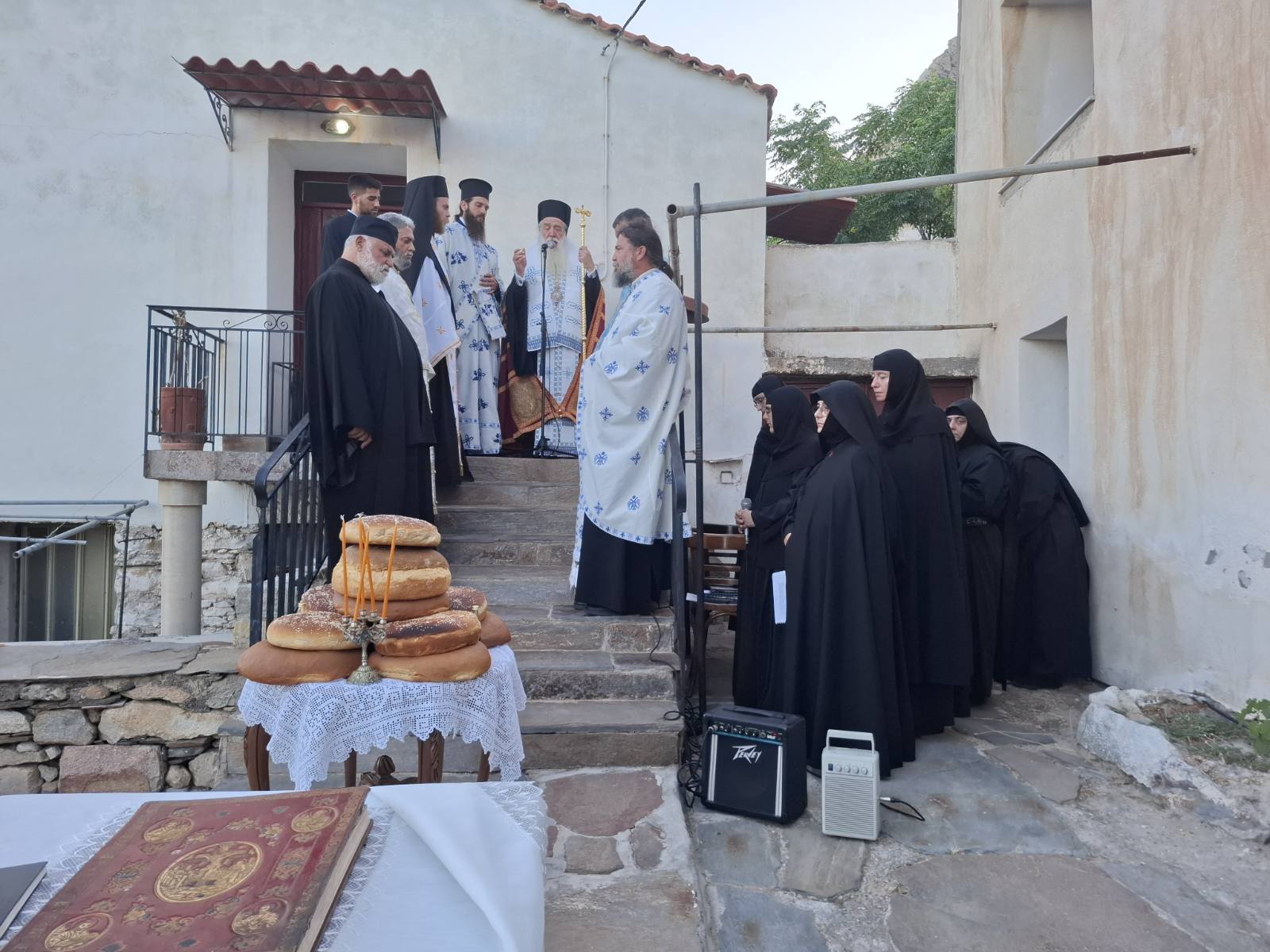 Ποιμαντική επίσκεψη του Μητροπολίτη Σάμου σε Φούρνους και Ικαρία - μια φωτογραφία 2