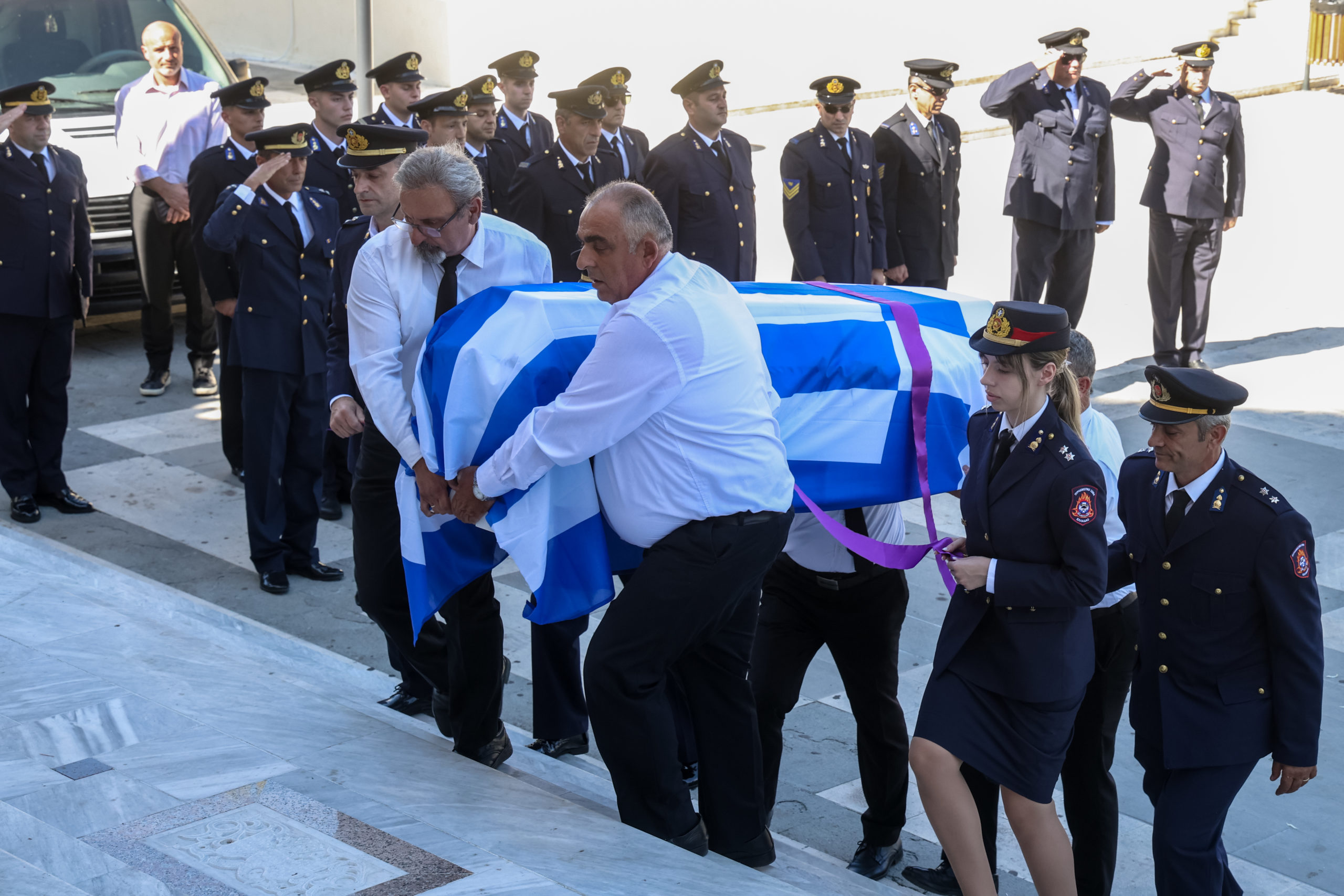 Με τιμές ήρωα κηδεύτηκε στο Αγρίνιο ο ανθυποπυραγός Κ. Λαιμοδέτης - μια φωτογραφία 1
