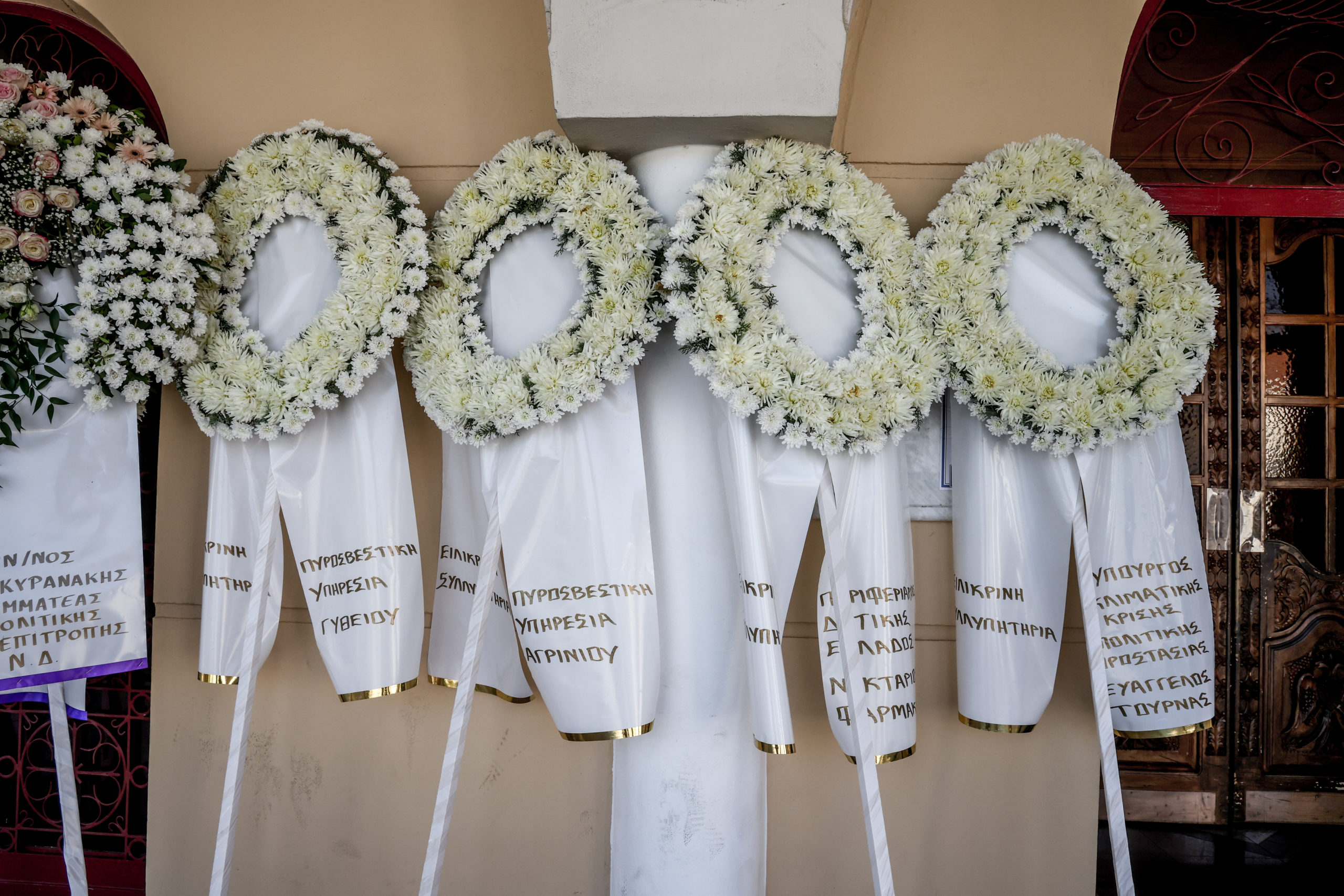 Με τιμές ήρωα κηδεύτηκε στο Αγρίνιο ο ανθυποπυραγός Κ. Λαιμοδέτης - μια φωτογραφία 2