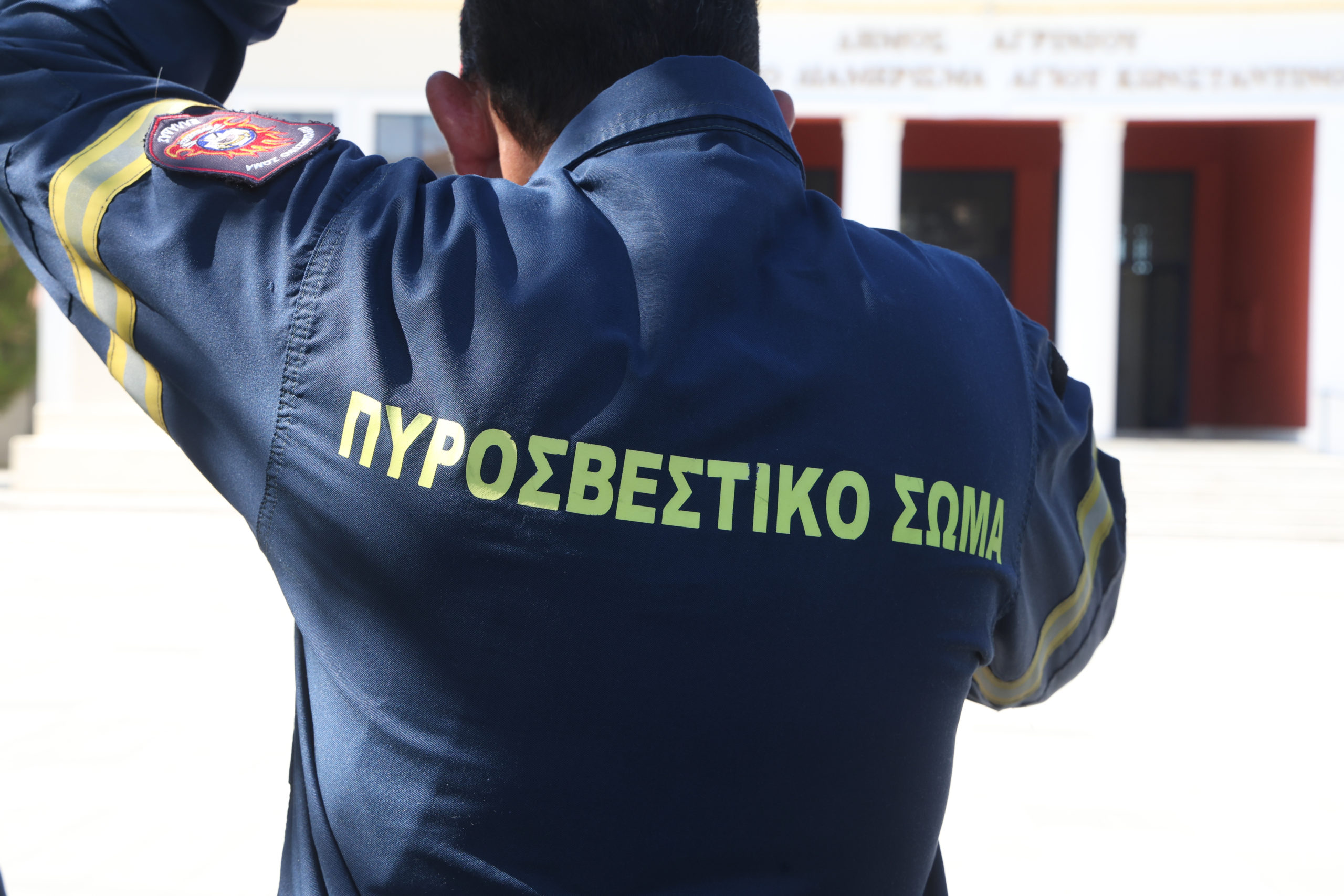 Με τιμές ήρωα κηδεύτηκε στο Αγρίνιο ο ανθυποπυραγός Κ. Λαιμοδέτης - μια φωτογραφία 3
