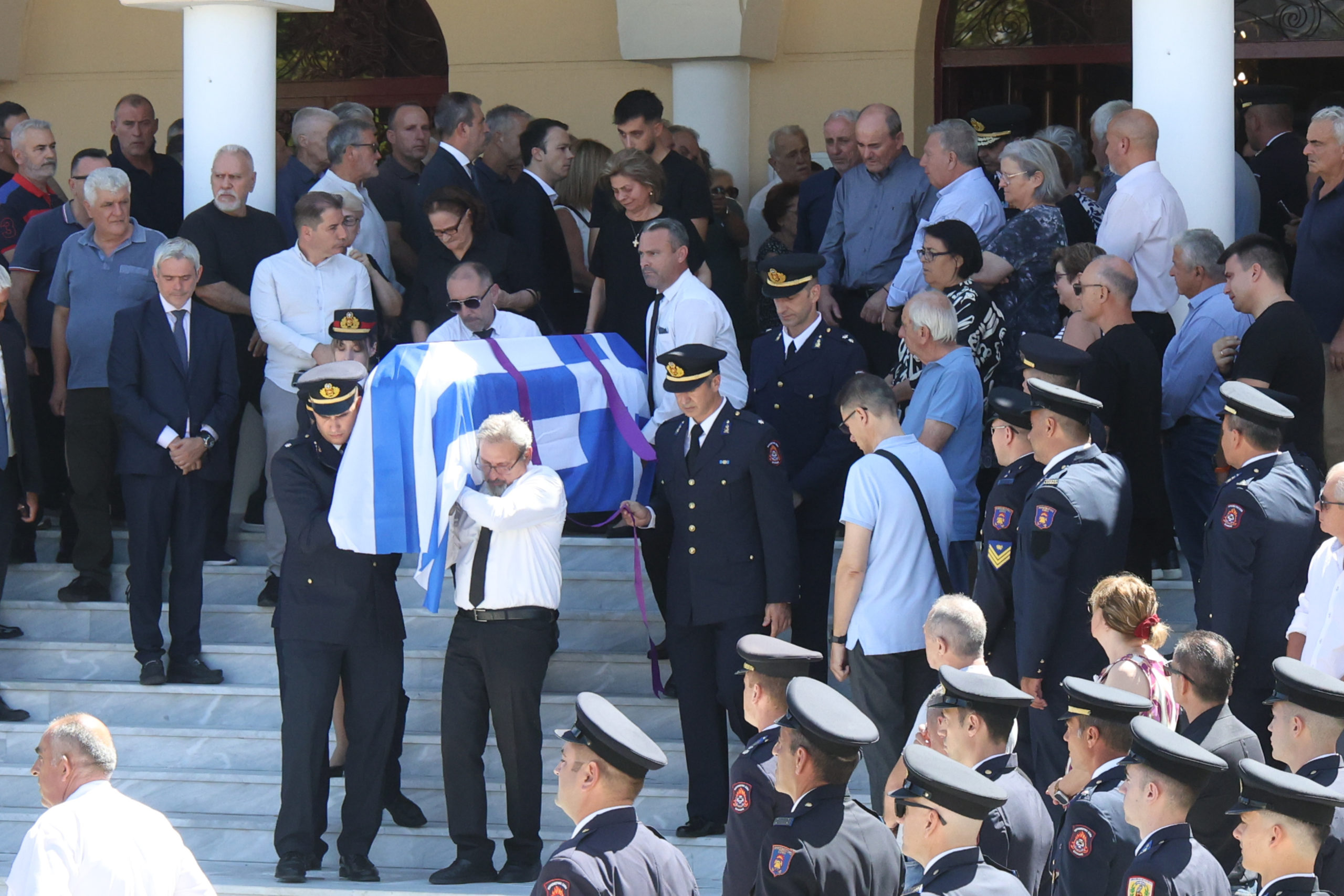 Με τιμές ήρωα κηδεύτηκε στο Αγρίνιο ο ανθυποπυραγός Κ. Λαιμοδέτης - μια φωτογραφία 6