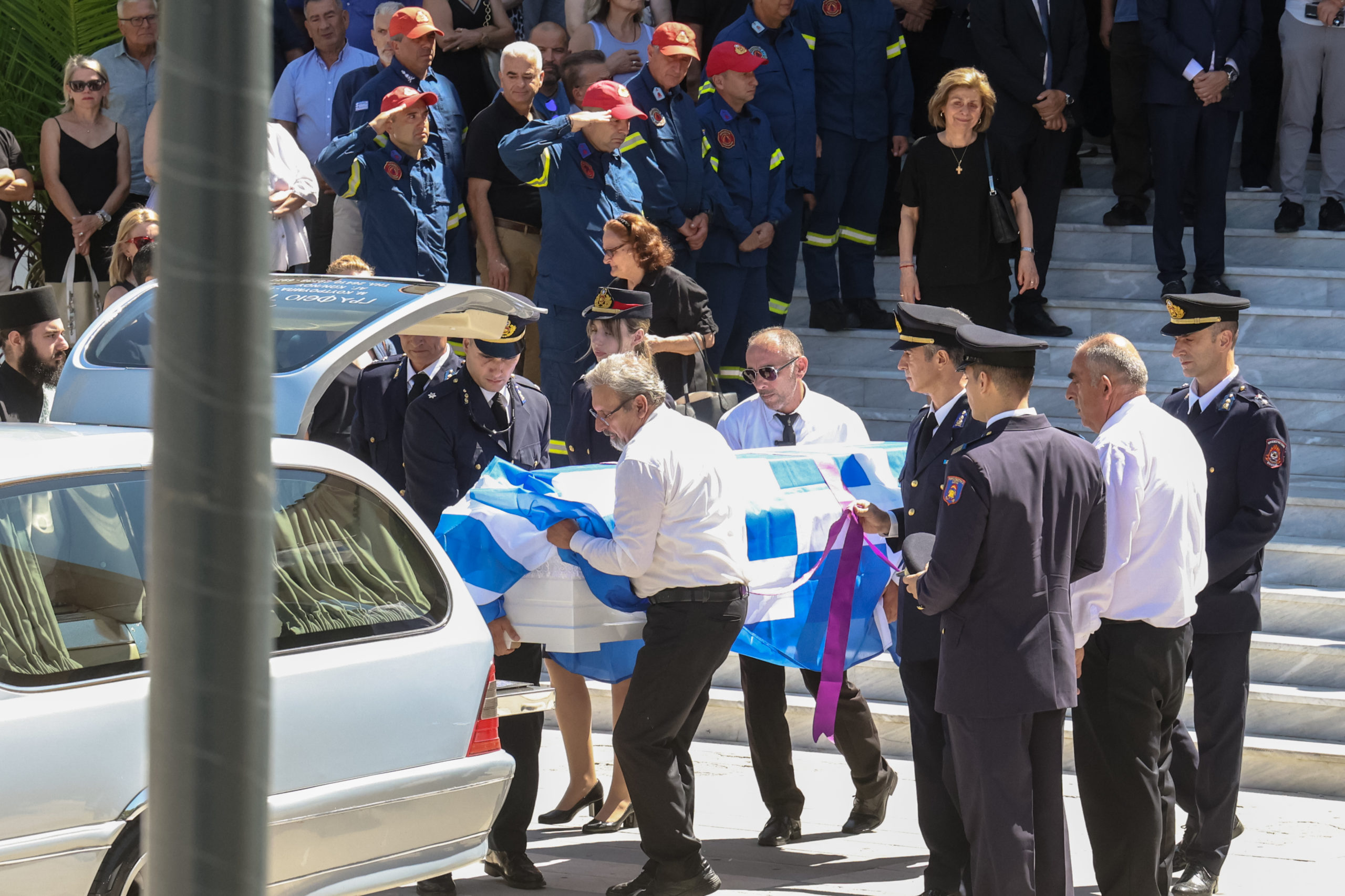 Με τιμές ήρωα κηδεύτηκε στο Αγρίνιο ο ανθυποπυραγός Κ. Λαιμοδέτης - μια φωτογραφία 7