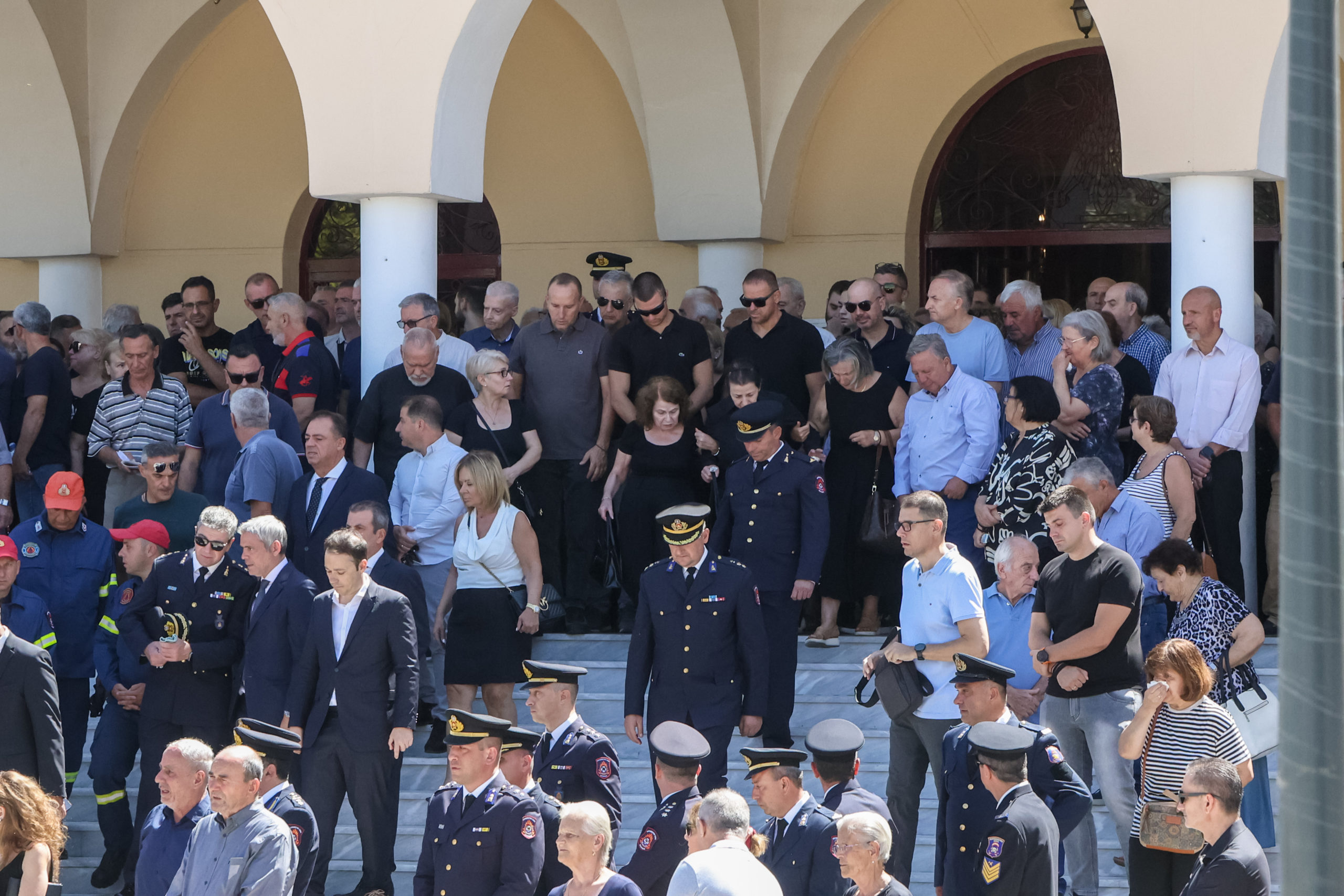 Με τιμές ήρωα κηδεύτηκε στο Αγρίνιο ο ανθυποπυραγός Κ. Λαιμοδέτης - μια φωτογραφία 8