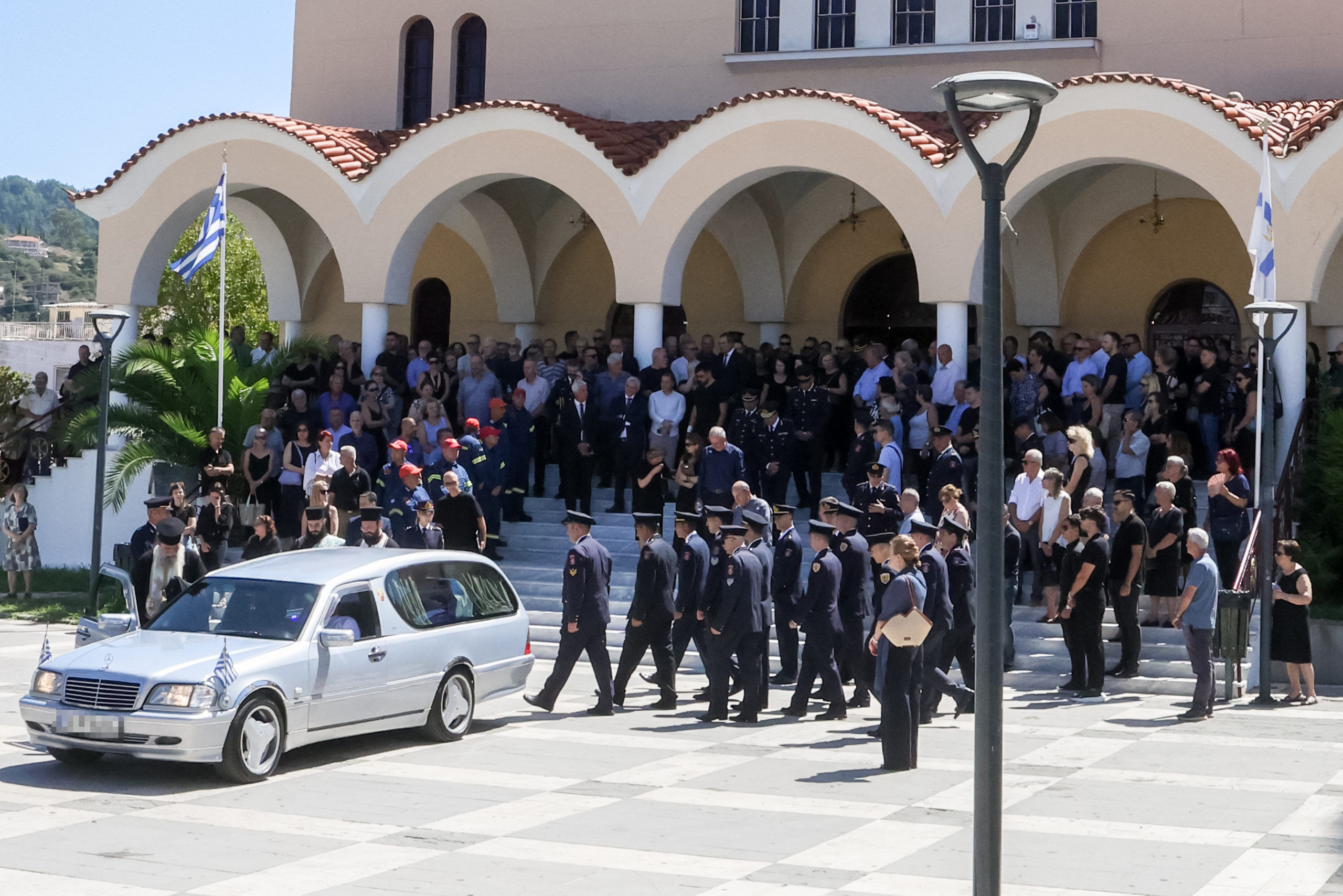 Με τιμές ήρωα κηδεύτηκε στο Αγρίνιο ο ανθυποπυραγός Κ. Λαιμοδέτης - μια φωτογραφία 9