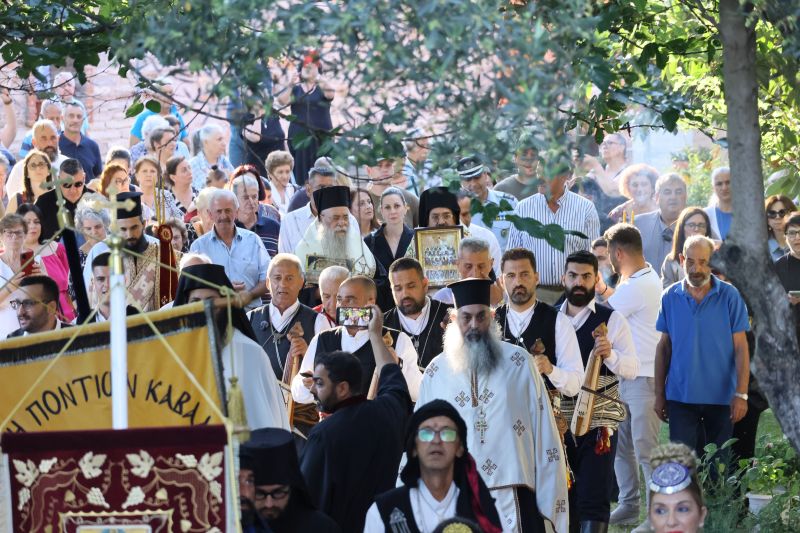 Υποδοχή ιερών λειψάνων και χειροθεσία Αρχιμανδρίτη στη Δράμα - μια φωτογραφία 4