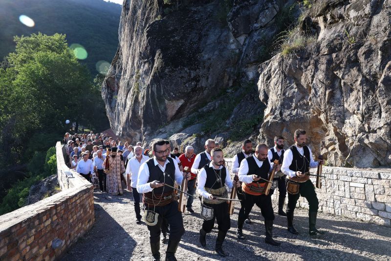 Υποδοχή ιερών λειψάνων και χειροθεσία Αρχιμανδρίτη στη Δράμα - μια φωτογραφία 6