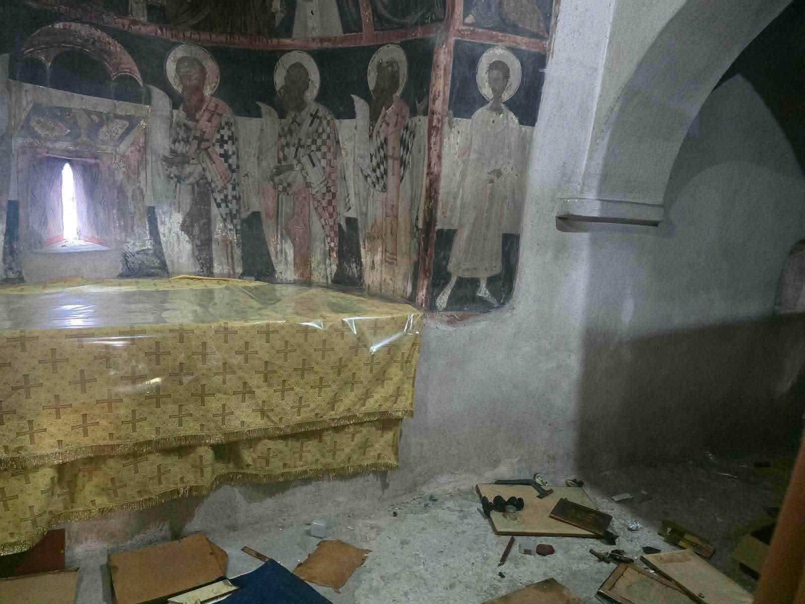 Ιερόσυλοι βανδάλισαν το εκκλησάκι της Μεταμορφώσεως στον Δήμο Σαρωνικού - μια φωτογραφία 1