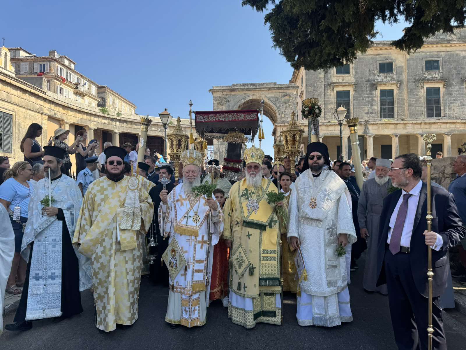 Κορυφώθηκε η πανήγυρις του θαύματος στην Κέρκυρα με λαμπρά λιτανεία - μια φωτογραφία 14