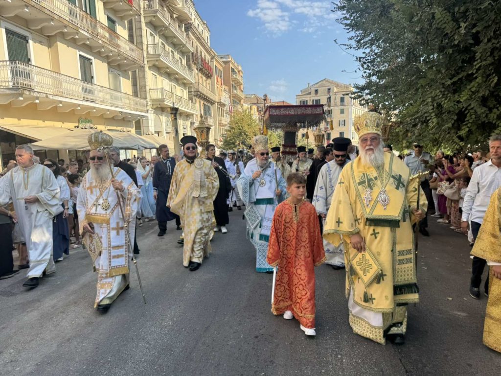 Κορυφώθηκε η πανήγυρις του θαύματος στην Κέρκυρα με λαμπρά λιτανεία - μια φωτογραφία 18
