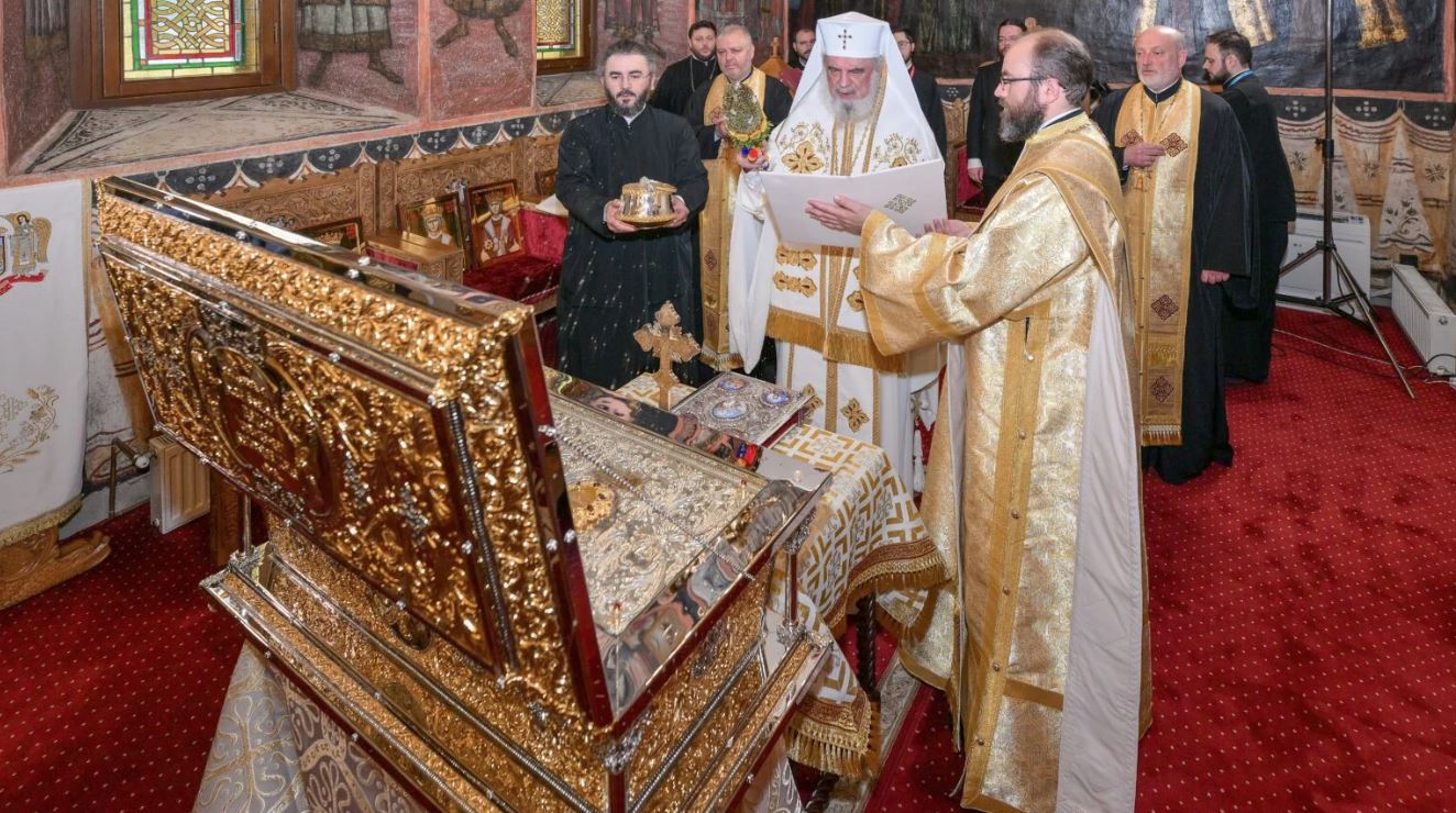 Ο Πατριάρχης Δανιήλ καθαγίασε λειψανοθήκη Ρουμάνων Αγίων στο Βουκουρέστι - μια φωτογραφία 2
