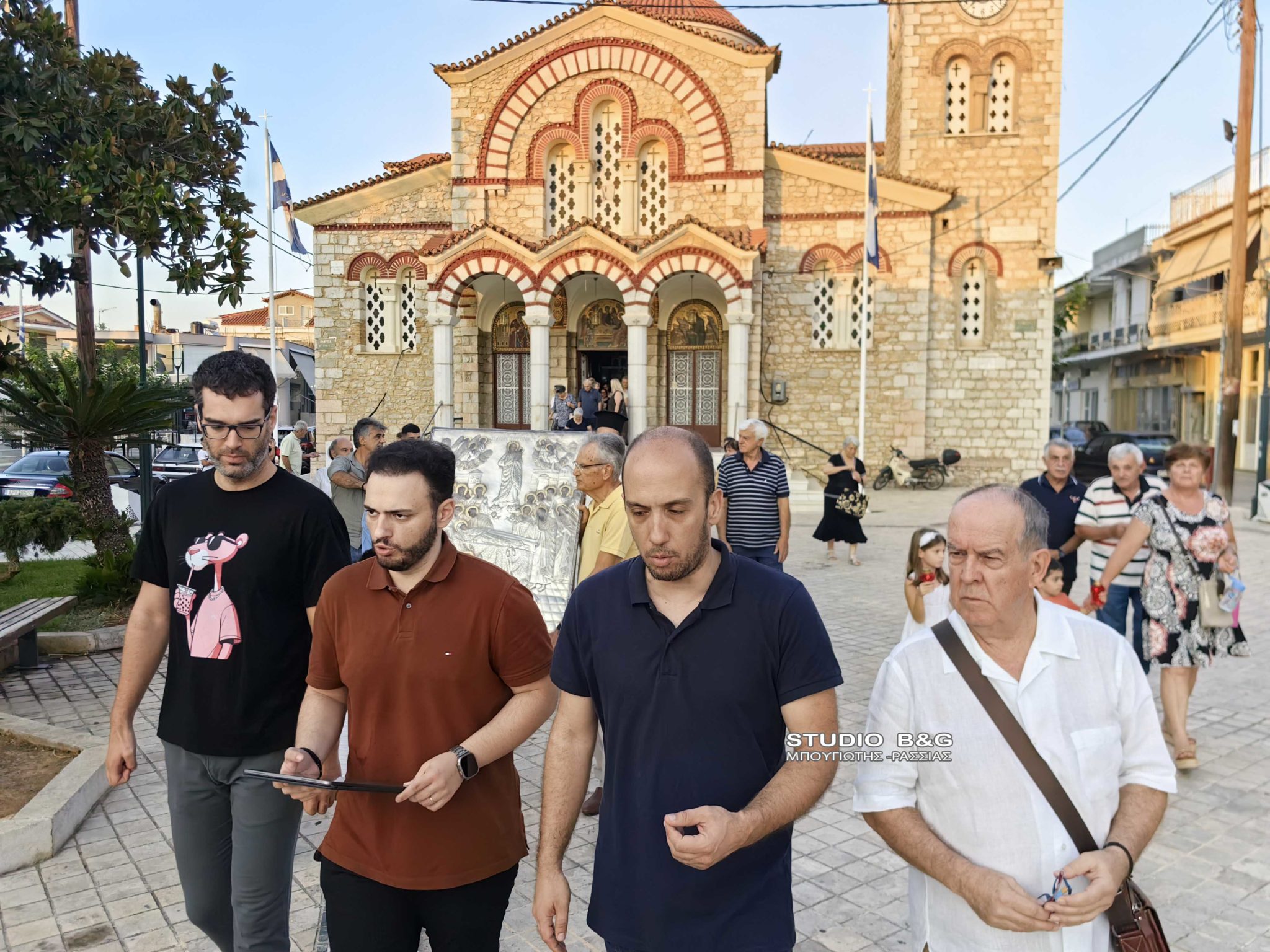 Λιτανεύτηκε η Ιερά Εικόνα της Κοιμήσεως Θεοτόκου στην Αγία Τριάδα Αργολίδας - μια φωτογραφία 1