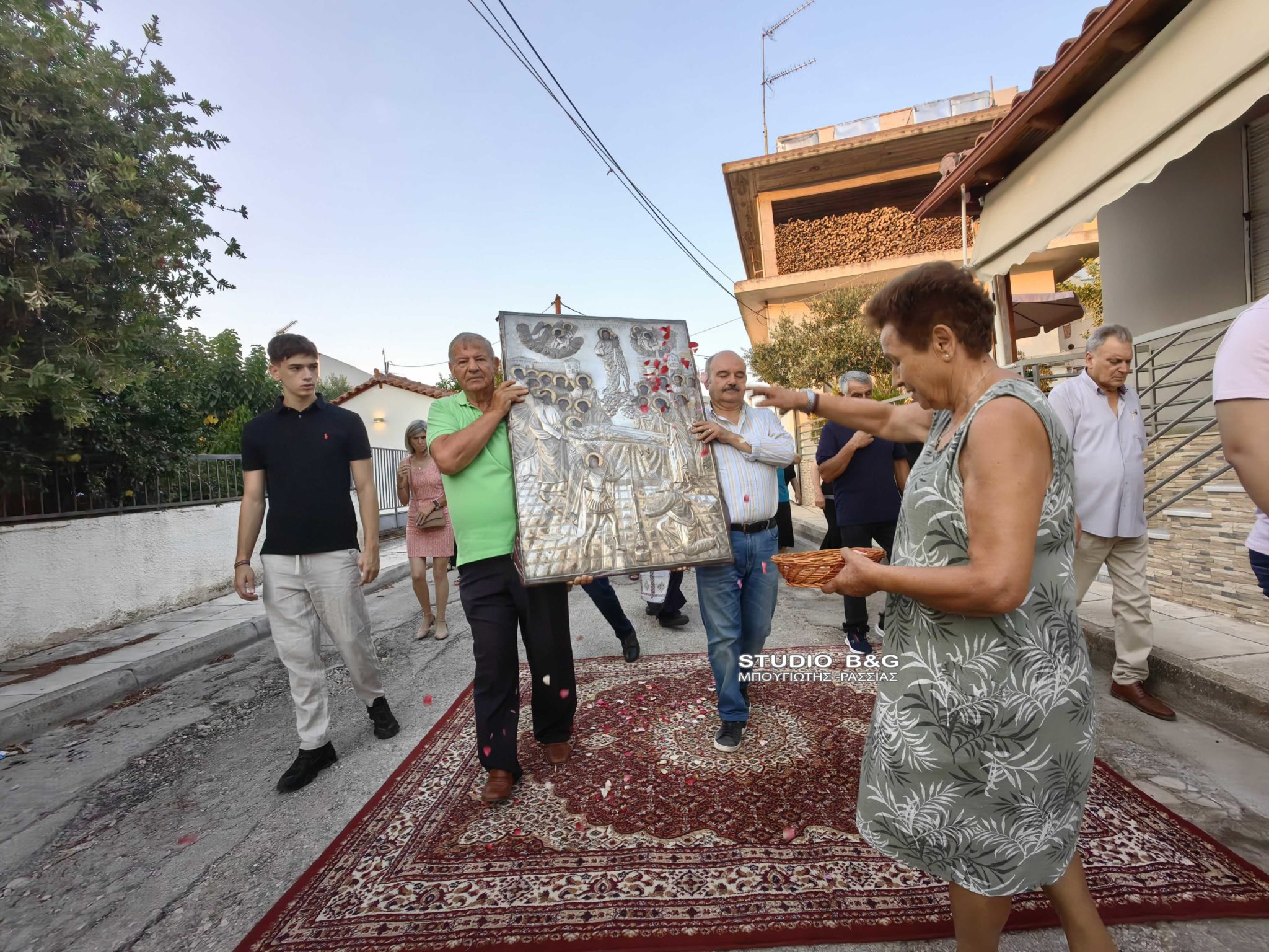 Λιτανεύτηκε η Ιερά Εικόνα της Κοιμήσεως Θεοτόκου στην Αγία Τριάδα Αργολίδας - μια φωτογραφία 2