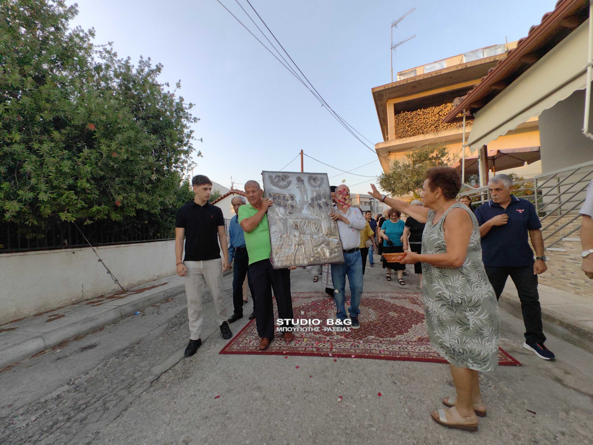 Λιτανεύτηκε η Ιερά Εικόνα της Κοιμήσεως Θεοτόκου στην Αγία Τριάδα Αργολίδας - μια φωτογραφία 3