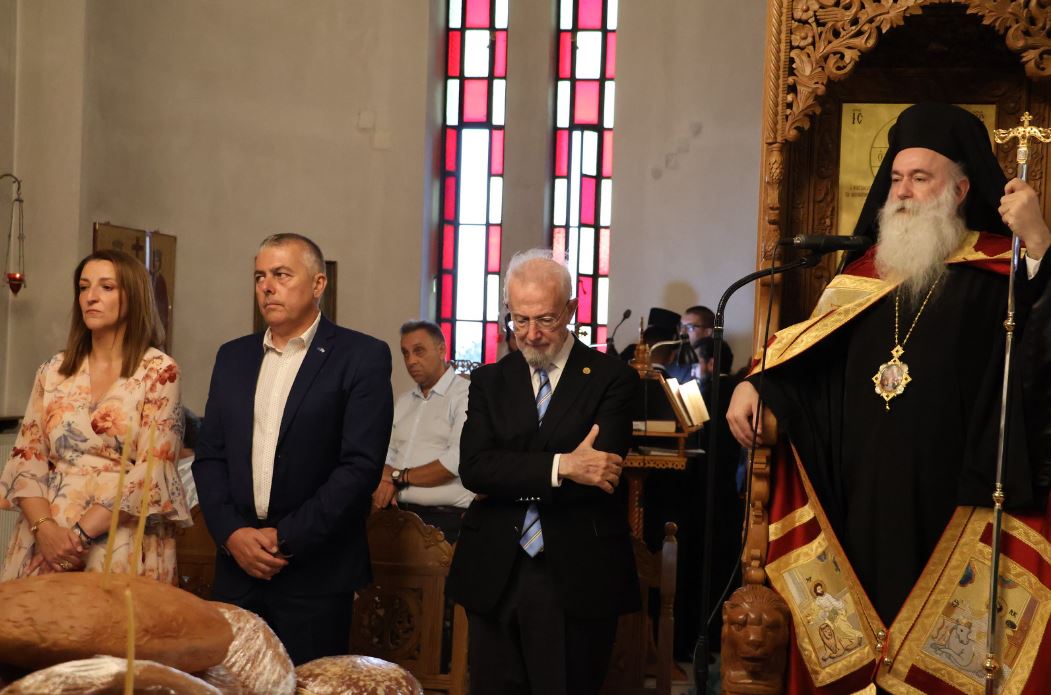 Χειροτονία νέου πρεσβυτέρου και μνημόσυνο τελέσθηκε στην Κόρινθο - μια φωτογραφία 2