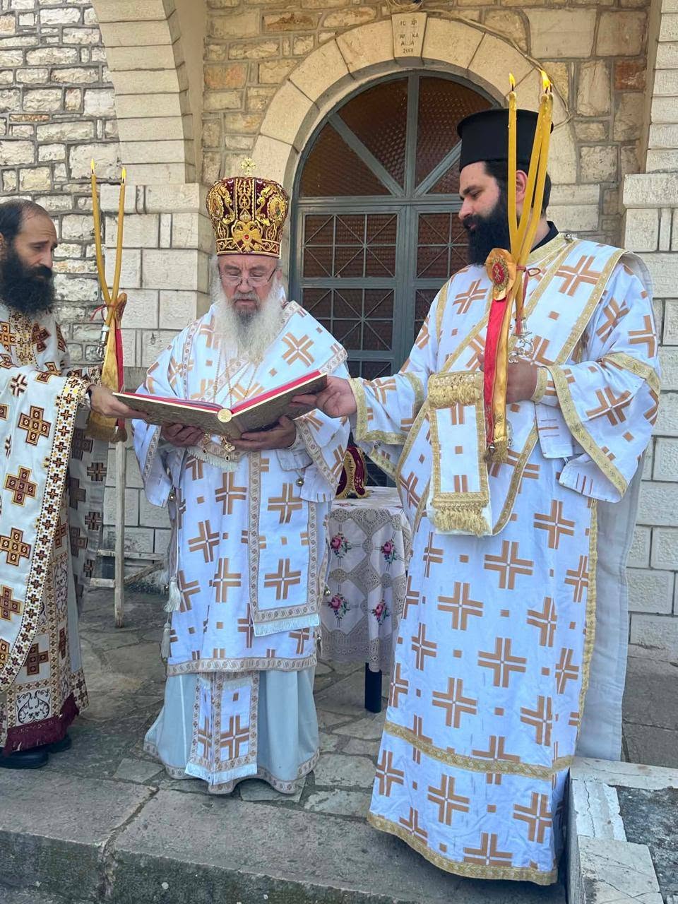 Ο Μητροπολίτης Αργυροκάστρου Ναθαναήλ εγκαινίασε ναό στη Δίβρη - μια φωτογραφία 2