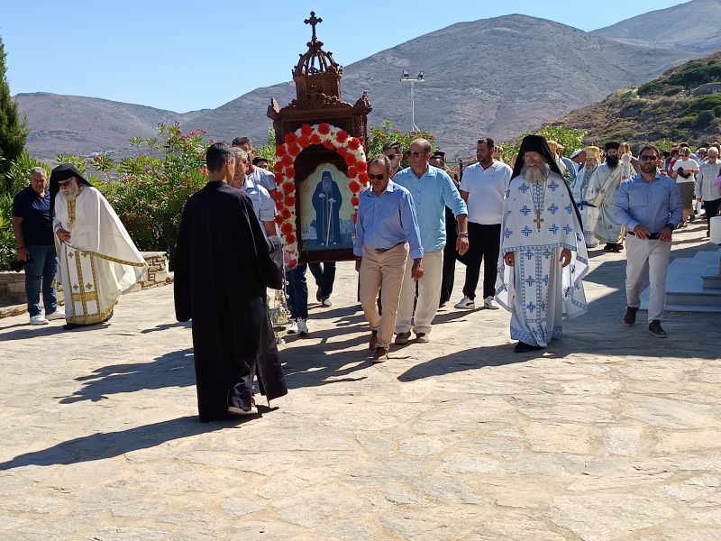 Η Πάρος τίμησε την ανακομιδή των λειψάνων του Οσίου Αρσενίου - μια φωτογραφία 2
