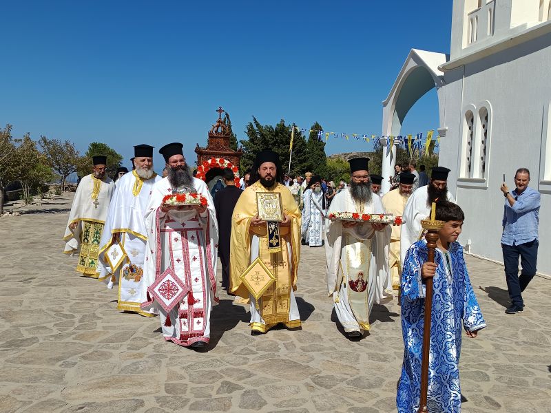 Η Πάρος τίμησε την ανακομιδή των λειψάνων του Οσίου Αρσενίου - μια φωτογραφία 3