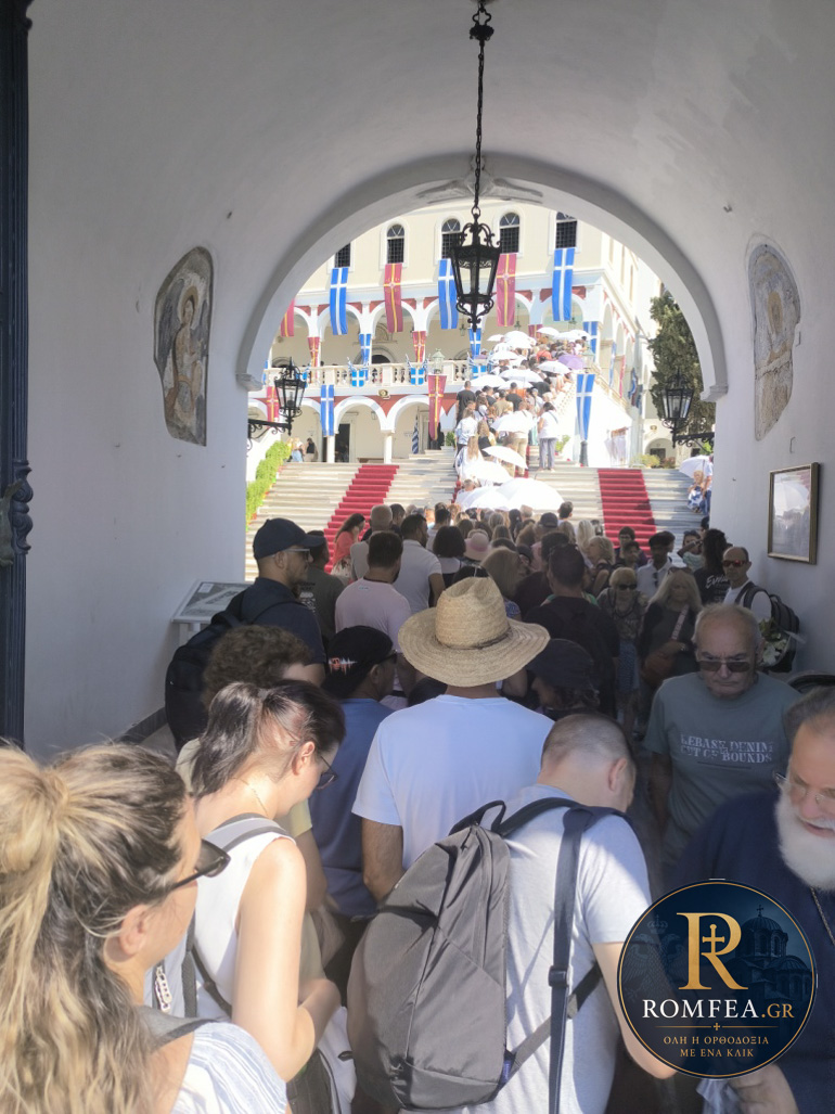 Πλήθος νέων προσκηνυτών κατέφυγε και φέτος στην Παναγία της Τήνου - μια φωτογραφία 1