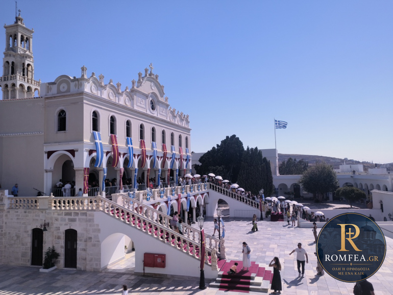 Πλήθος νέων προσκηνυτών κατέφυγε και φέτος στην Παναγία της Τήνου - μια φωτογραφία 4