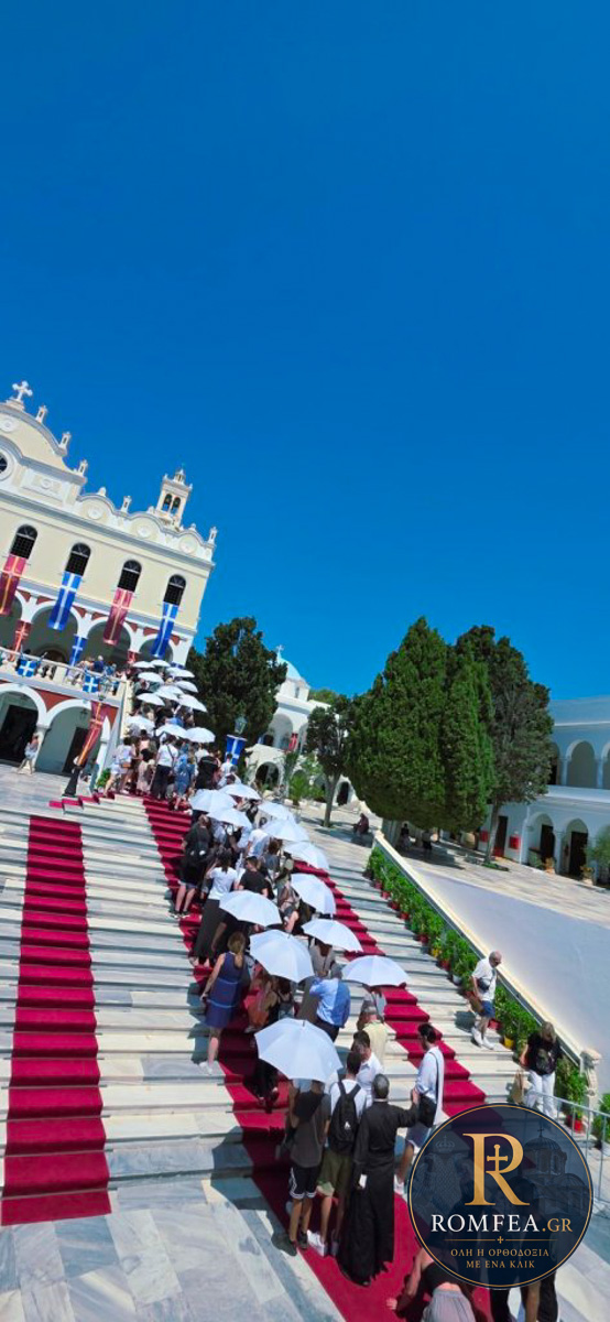 Πλήθος νέων προσκηνυτών κατέφυγε και φέτος στην Παναγία της Τήνου - μια φωτογραφία 5