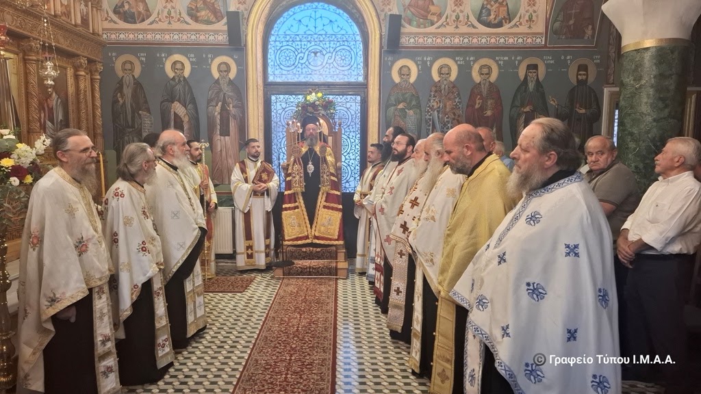 Χρυσό Σταυρό έλαβε ο π. Βασίλειος Καλλιακμάνης στο Θέρμο - μια φωτογραφία 1