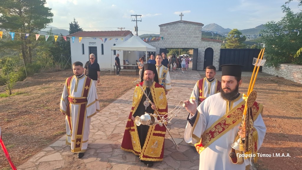 Χρυσό Σταυρό έλαβε ο π. Βασίλειος Καλλιακμάνης στο Θέρμο - μια φωτογραφία 3
