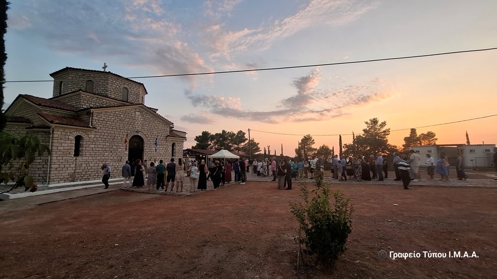 Χρυσό Σταυρό έλαβε ο π. Βασίλειος Καλλιακμάνης στο Θέρμο - μια φωτογραφία 4