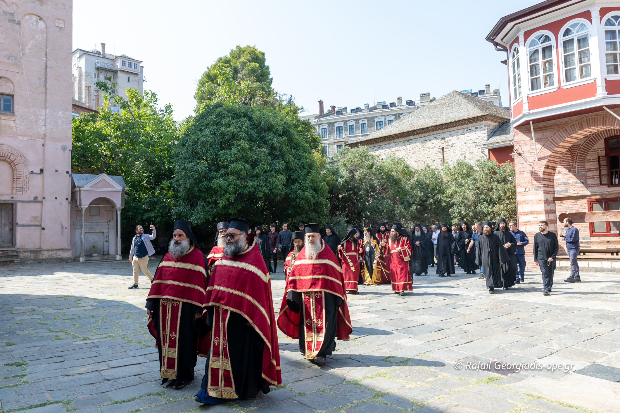 Η Μονή Βατοπαιδίου υποδέχθηκε τον Μητροπολίτη Πατρών Χρυσόστομο - μια φωτογραφία 12