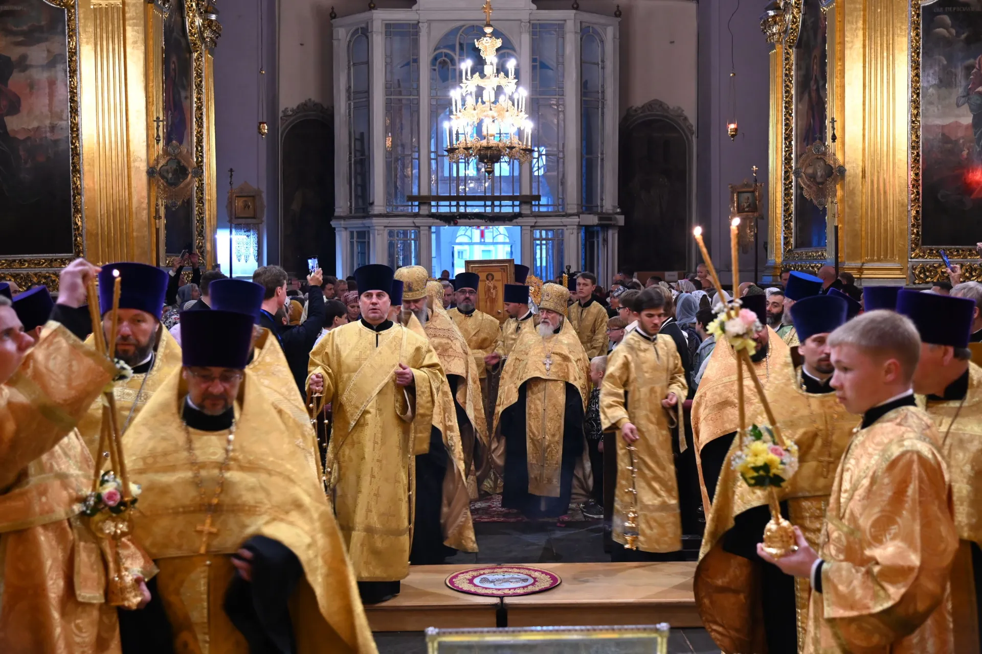 Η δεξιά χείρ του Αγίου Σπυρίδωνος έφτασε στο Σμολένσκ - μια φωτογραφία 2