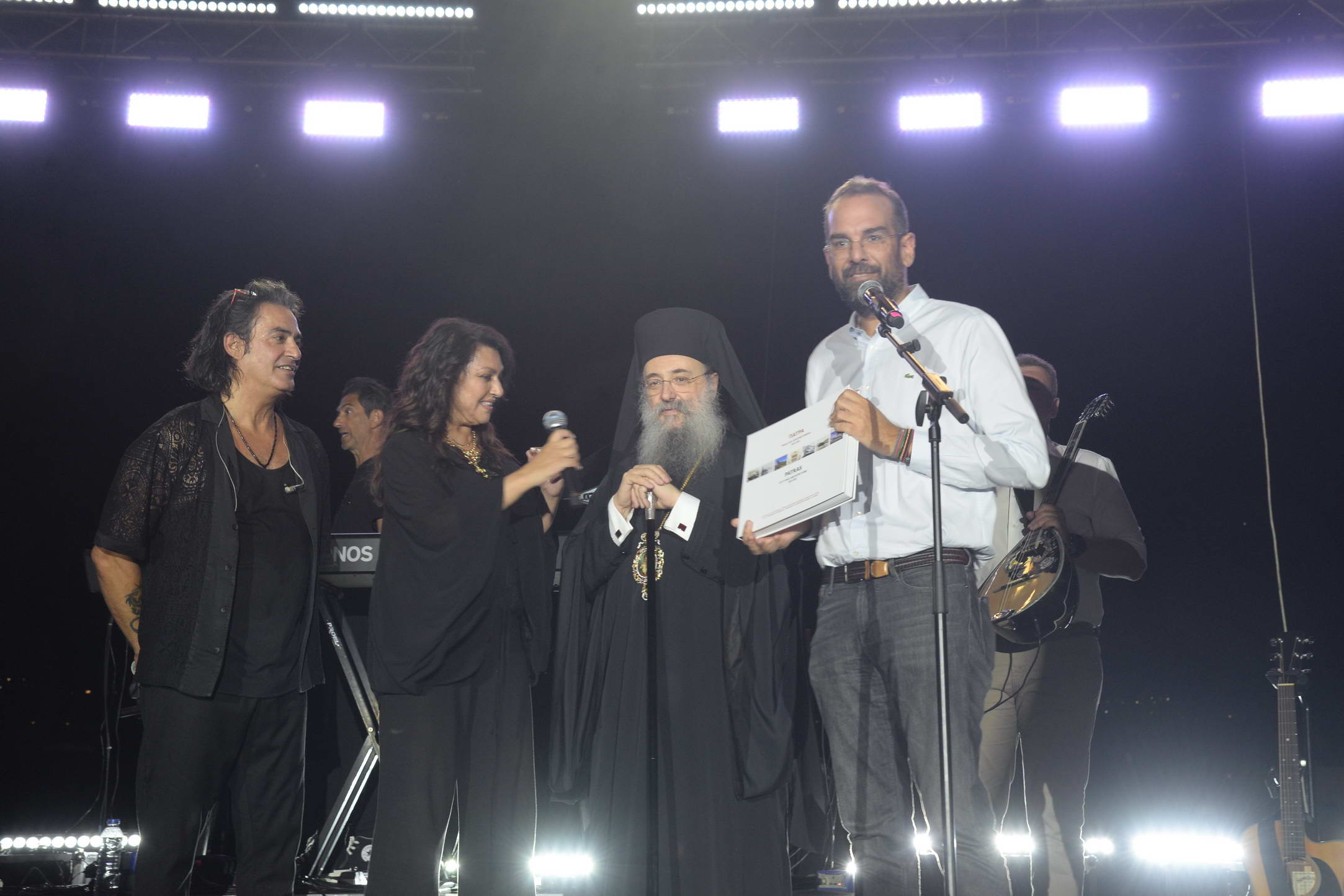 Φιλανθρωπική συναυλία της Μητρόπολης Πατρών συγκέντρωσε χιλιάδες κόσμο - μια φωτογραφία 1