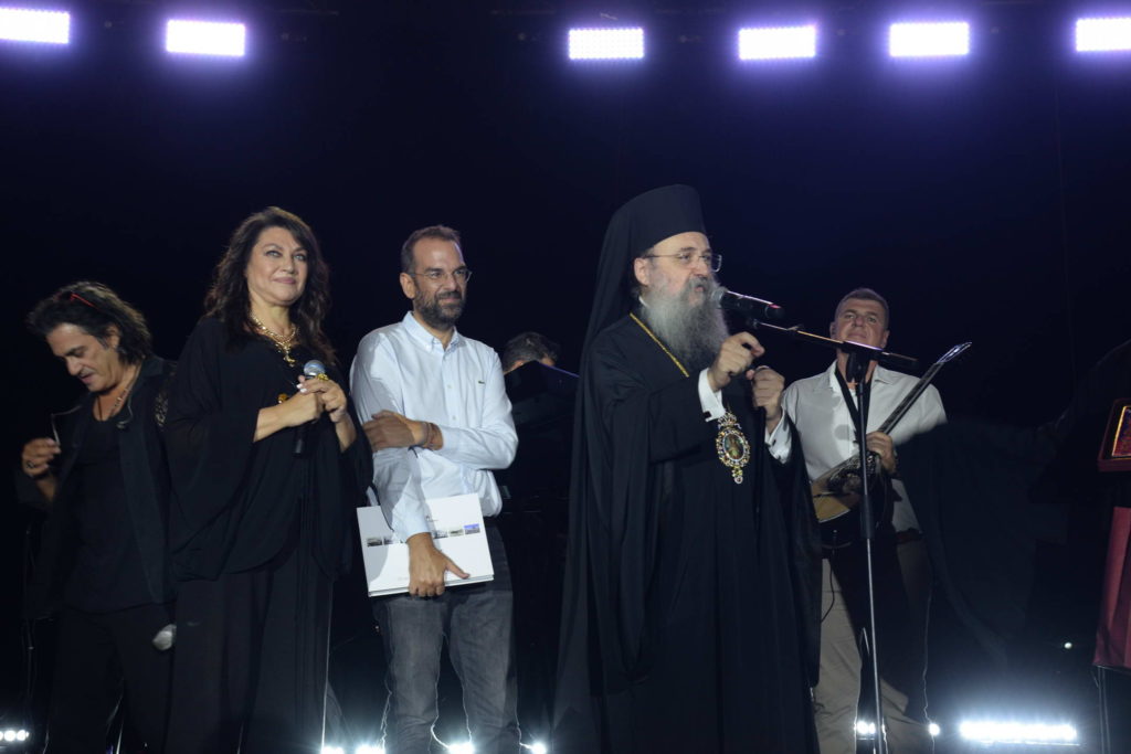 Φιλανθρωπική συναυλία της Μητρόπολης Πατρών συγκέντρωσε χιλιάδες κόσμο - μια φωτογραφία 3