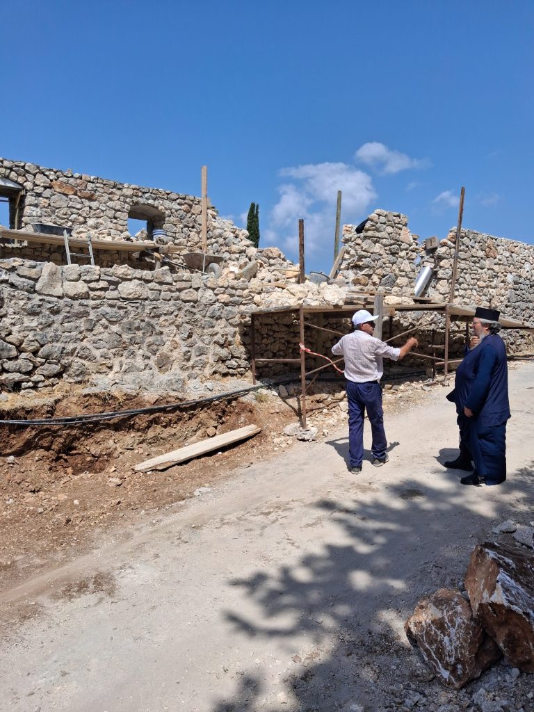 Ο Μητροπολίτης Λευκάδος επιθεωρεί αναστηλωτικά έργα στη Μονή Προδρόμου - μια φωτογραφία 1