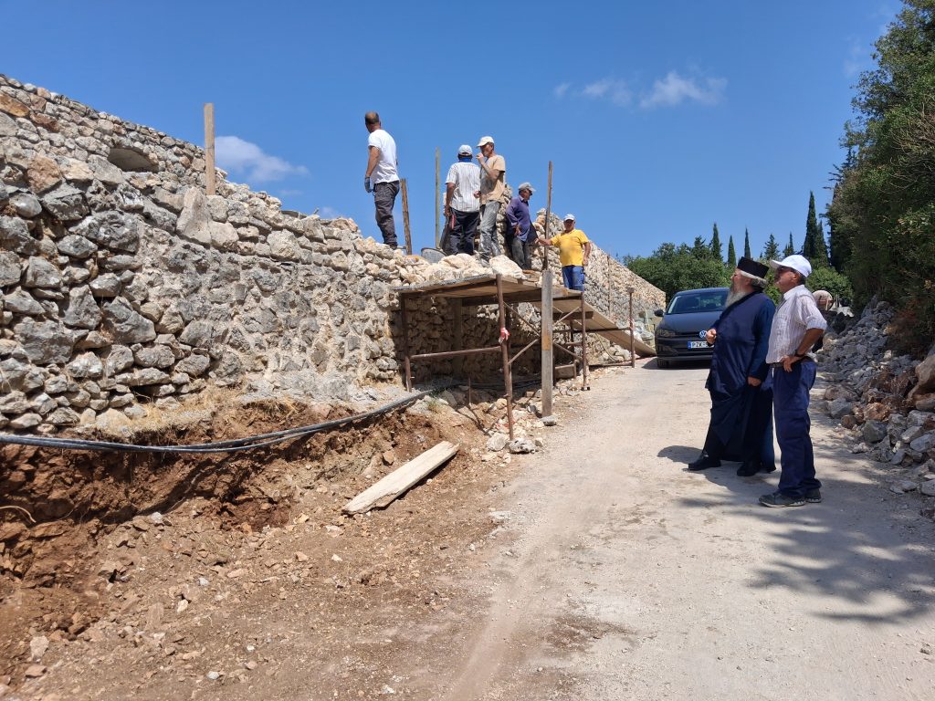 Ο Μητροπολίτης Λευκάδος επιθεωρεί αναστηλωτικά έργα στη Μονή Προδρόμου - μια φωτογραφία 3