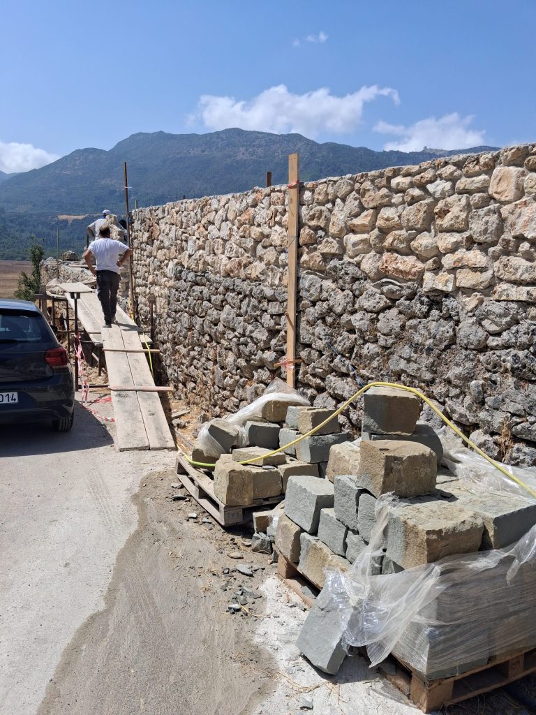 Ο Μητροπολίτης Λευκάδος επιθεωρεί αναστηλωτικά έργα στη Μονή Προδρόμου - μια φωτογραφία 7
