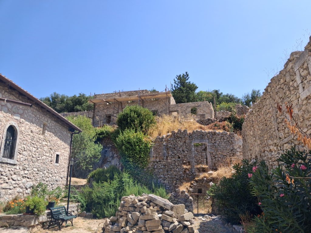 Ο Μητροπολίτης Λευκάδος επιθεωρεί αναστηλωτικά έργα στη Μονή Προδρόμου - μια φωτογραφία 8