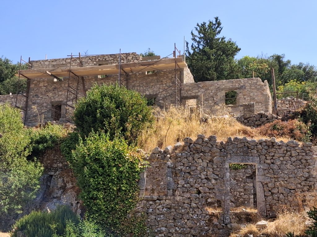 Ο Μητροπολίτης Λευκάδος επιθεωρεί αναστηλωτικά έργα στη Μονή Προδρόμου - μια φωτογραφία 9