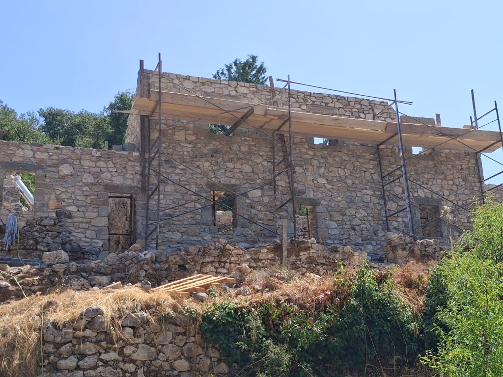 Ο Μητροπολίτης Λευκάδος επιθεωρεί αναστηλωτικά έργα στη Μονή Προδρόμου - μια φωτογραφία 10