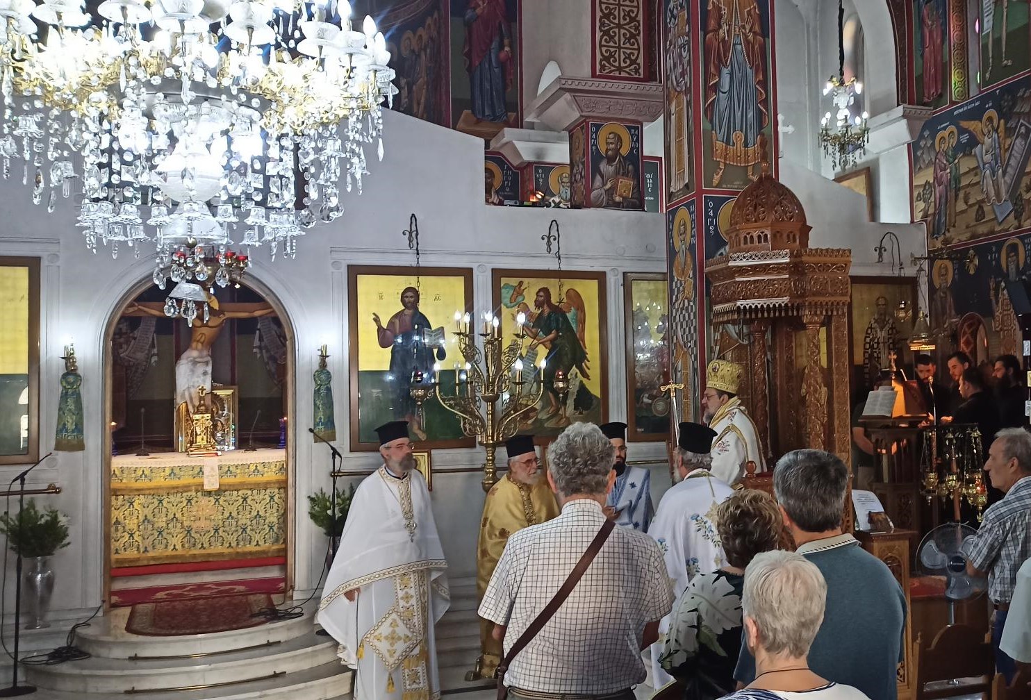 Ο Μητρ. Μεσσηνίας Χρυσόστομος τέλεσε Λειτουργία στον Ναό Φαρών Καλαμάτας - μια φωτογραφία 1