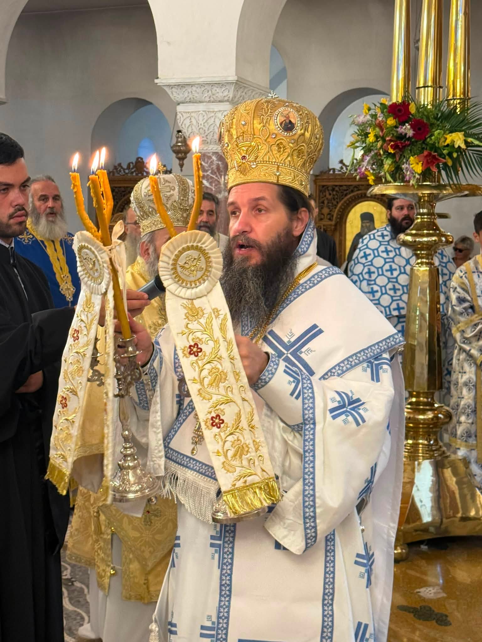 Τρισαρχιερατική Λειτουργία για τον Άγιο Νεκτάριο τελέστηκε στην Αίγινα - μια φωτογραφία 2