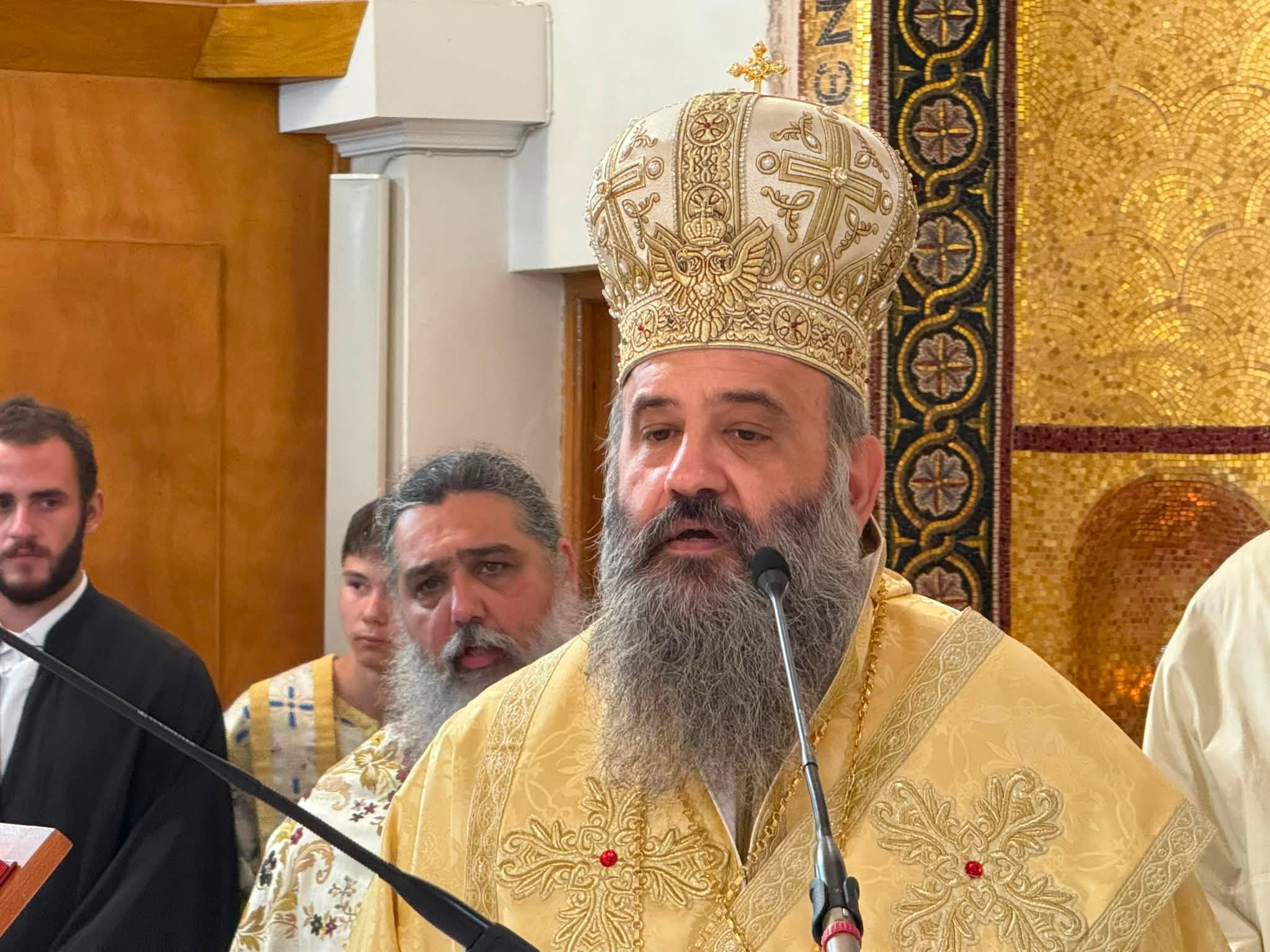 Τρισαρχιερατική Λειτουργία για τον Άγιο Νεκτάριο τελέστηκε στην Αίγινα - μια φωτογραφία 3