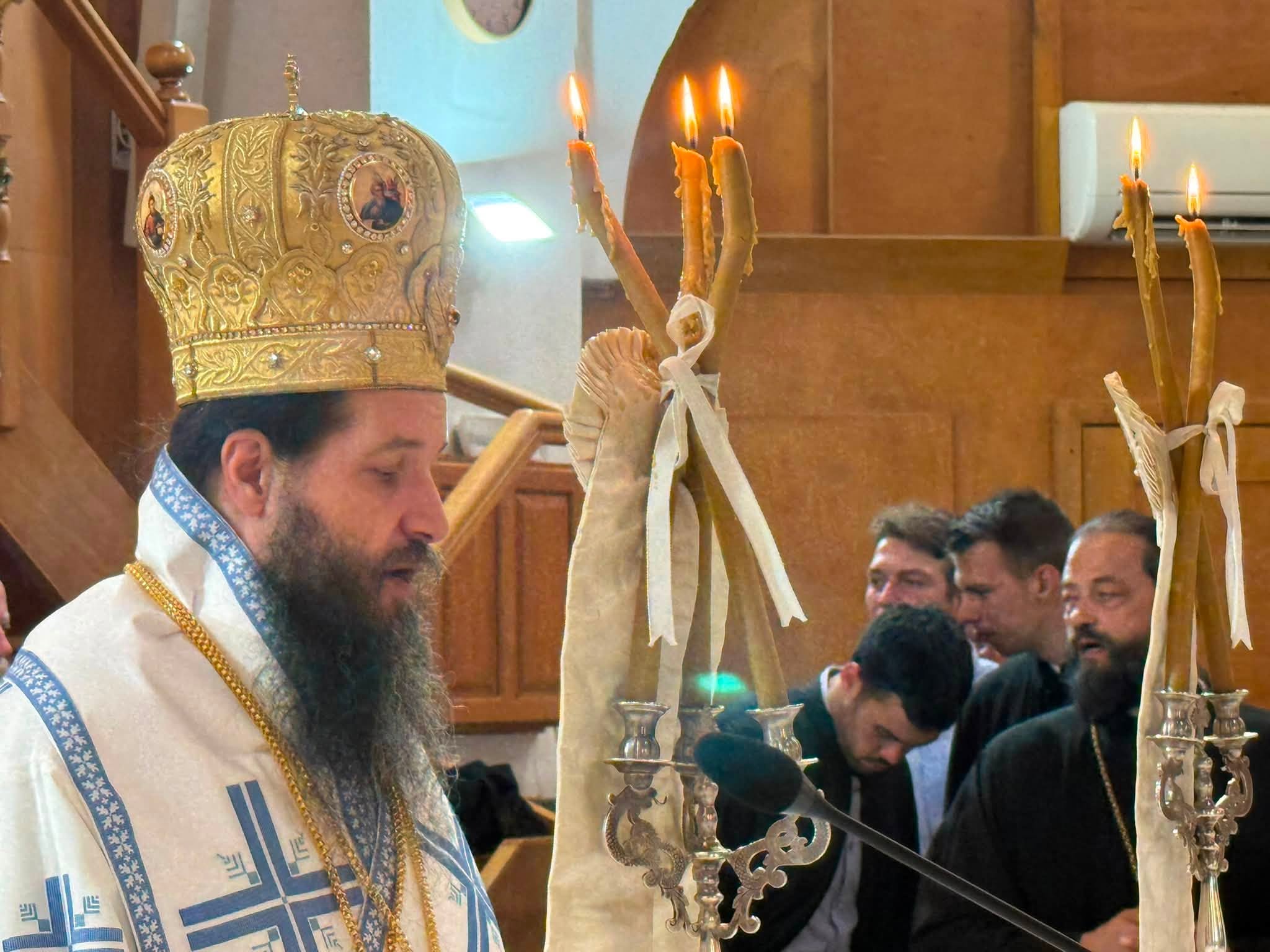 Τρισαρχιερατική Λειτουργία για τον Άγιο Νεκτάριο τελέστηκε στην Αίγινα - μια φωτογραφία 4