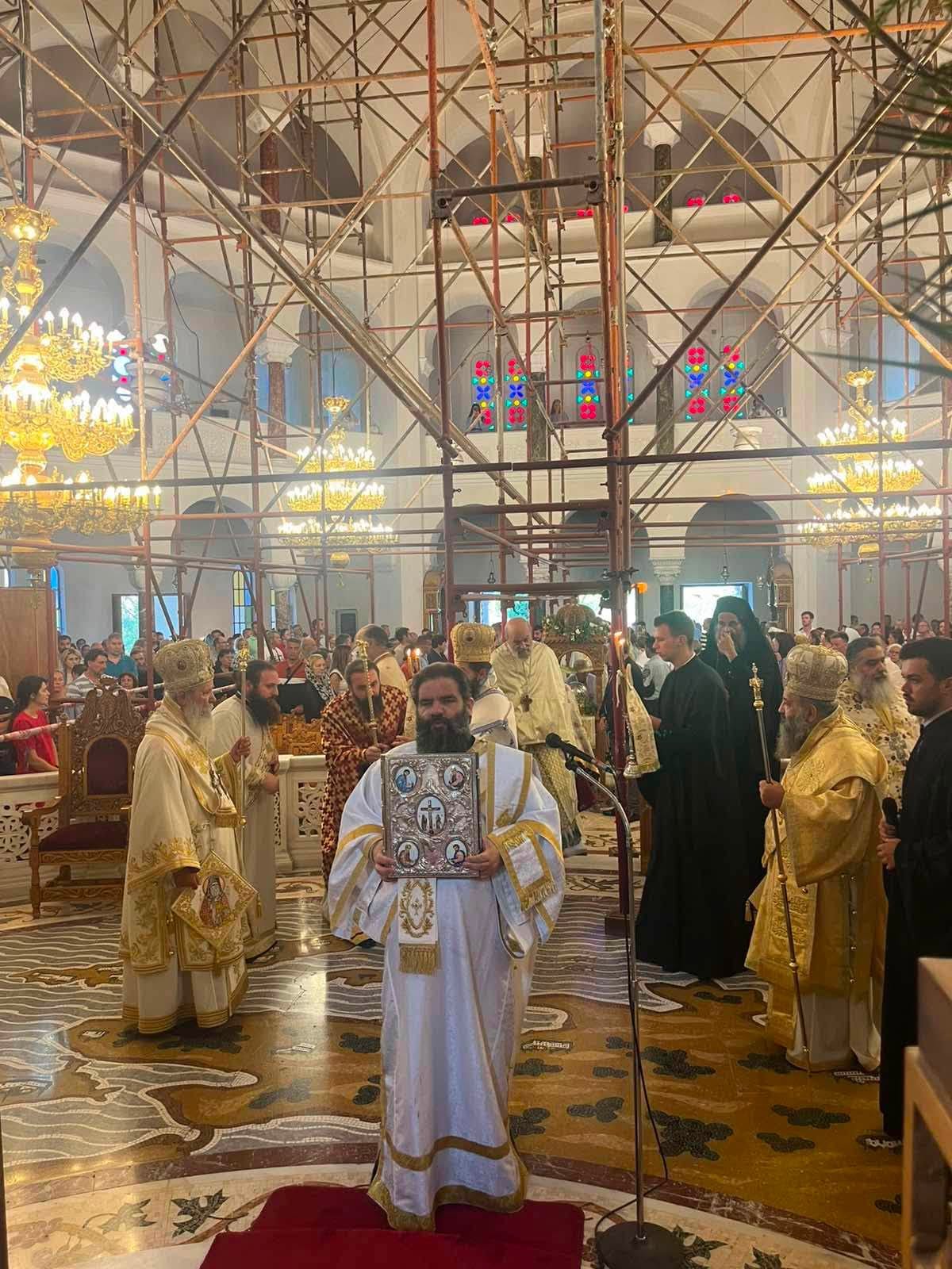 Τρισαρχιερατική Λειτουργία για τον Άγιο Νεκτάριο τελέστηκε στην Αίγινα - μια φωτογραφία 6