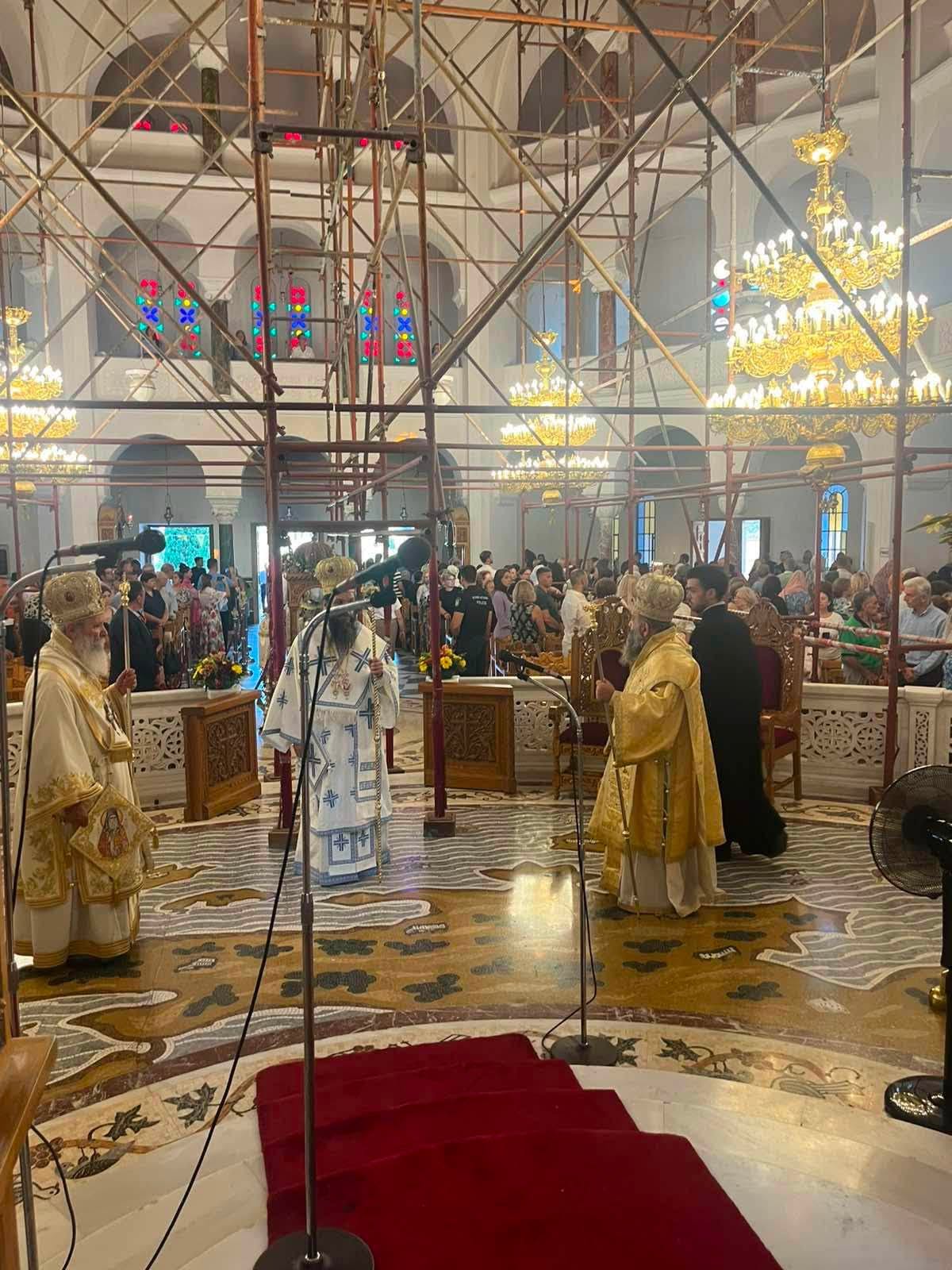 Τρισαρχιερατική Λειτουργία για τον Άγιο Νεκτάριο τελέστηκε στην Αίγινα - μια φωτογραφία 7
