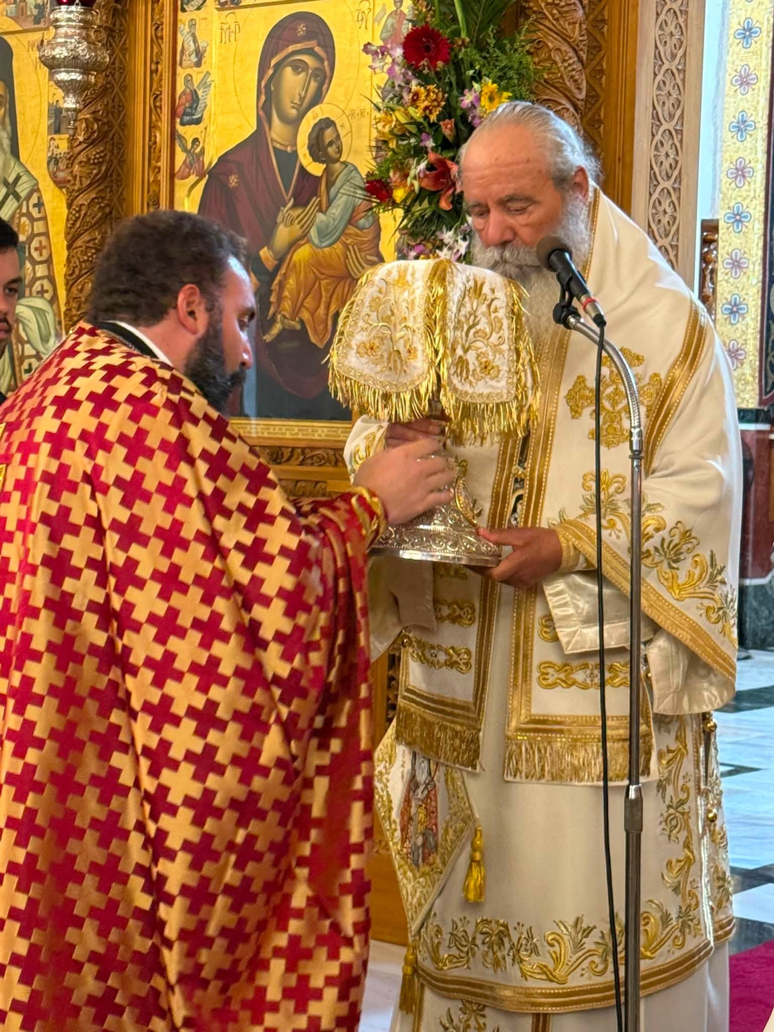 Τρισαρχιερατική Λειτουργία για τον Άγιο Νεκτάριο τελέστηκε στην Αίγινα - μια φωτογραφία 11