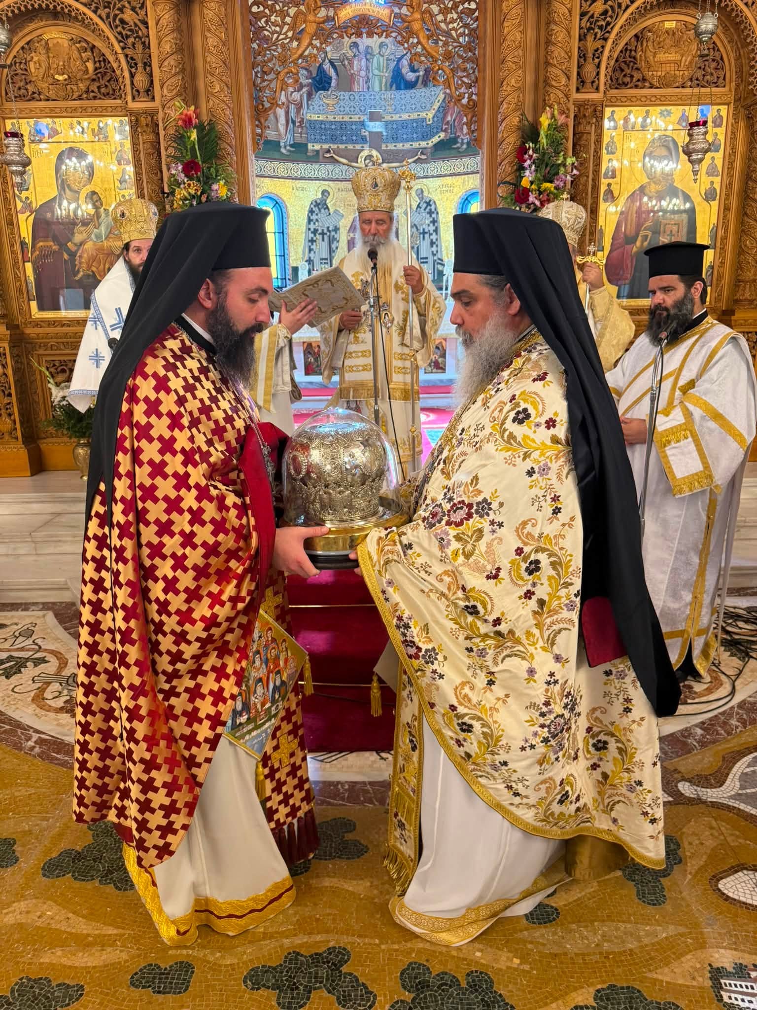 Τρισαρχιερατική Λειτουργία για τον Άγιο Νεκτάριο τελέστηκε στην Αίγινα - μια φωτογραφία 13