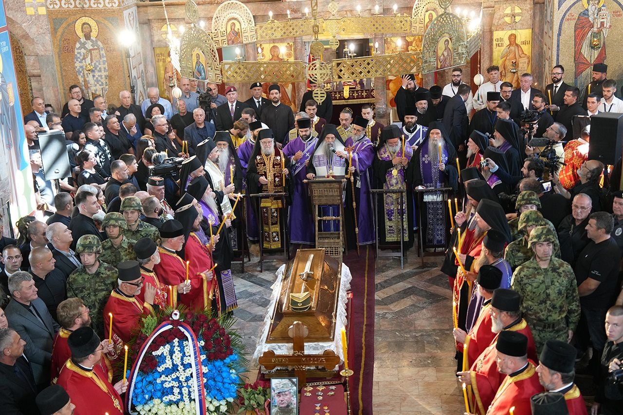 Ο Πατριάρχης Πορφύριος τέλεσε εξόδιο ακολουθία Στρατηγού της Σερβίας - μια φωτογραφία 1