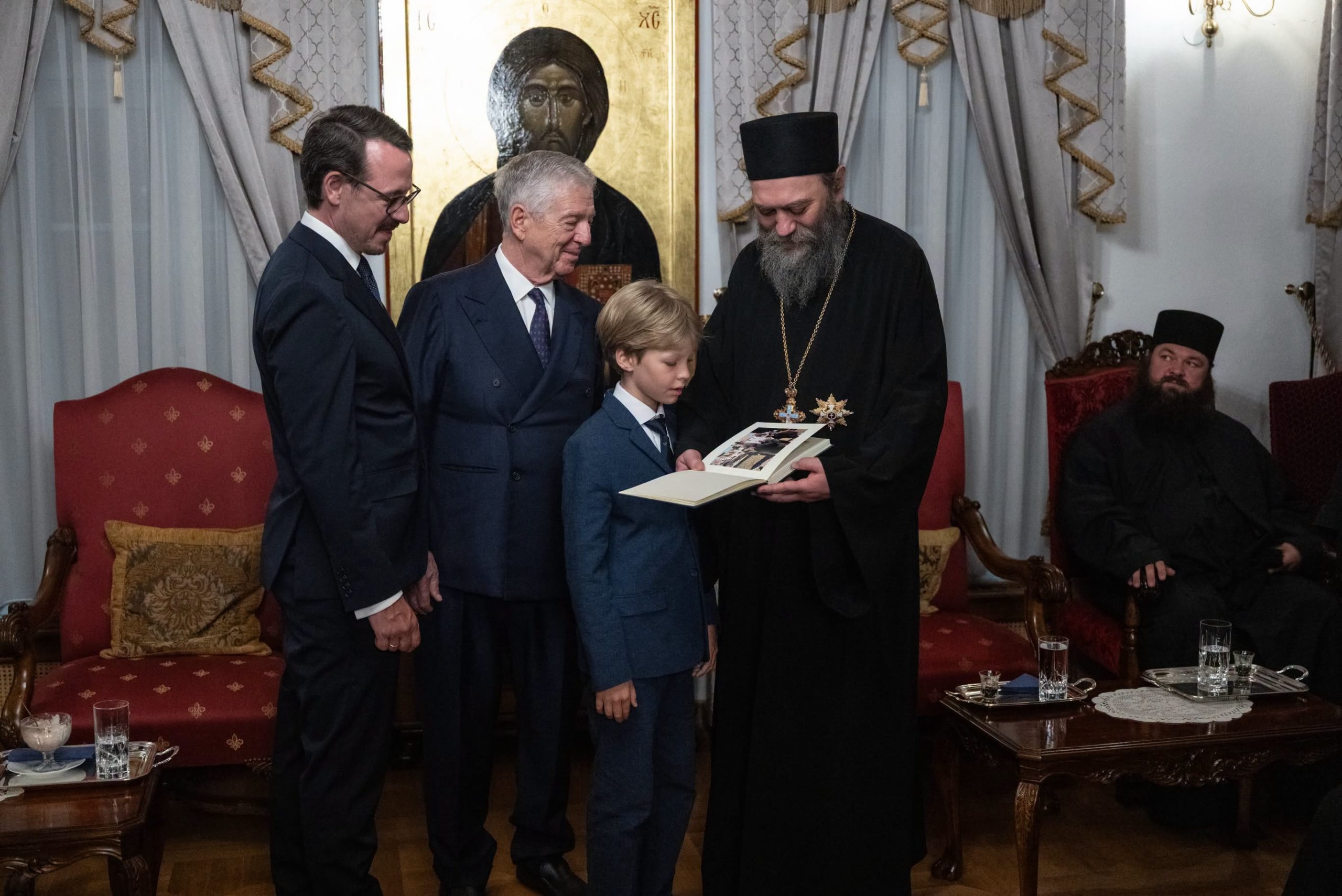 Ο Πρίγκιπας της Σερβίας παρασημοφόρησε τον Ηγούμενο της Μονής Χιλανδαρίου - μια φωτογραφία 1