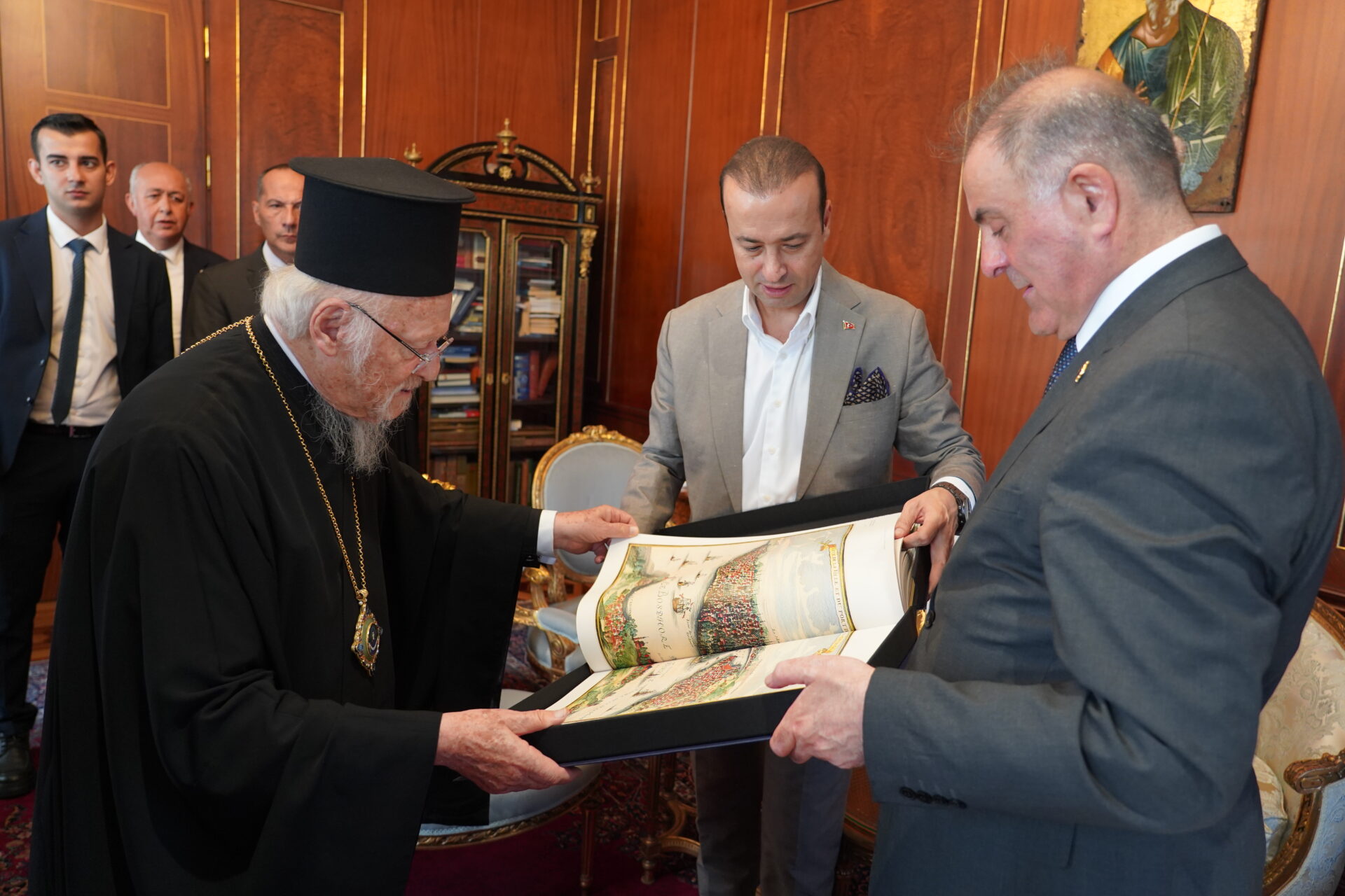 Ο Αναπληρωτής Δήμαρχος της Κωνσταντινούπολης επισκέφθηκε το Φανάρι - μια φωτογραφία 3